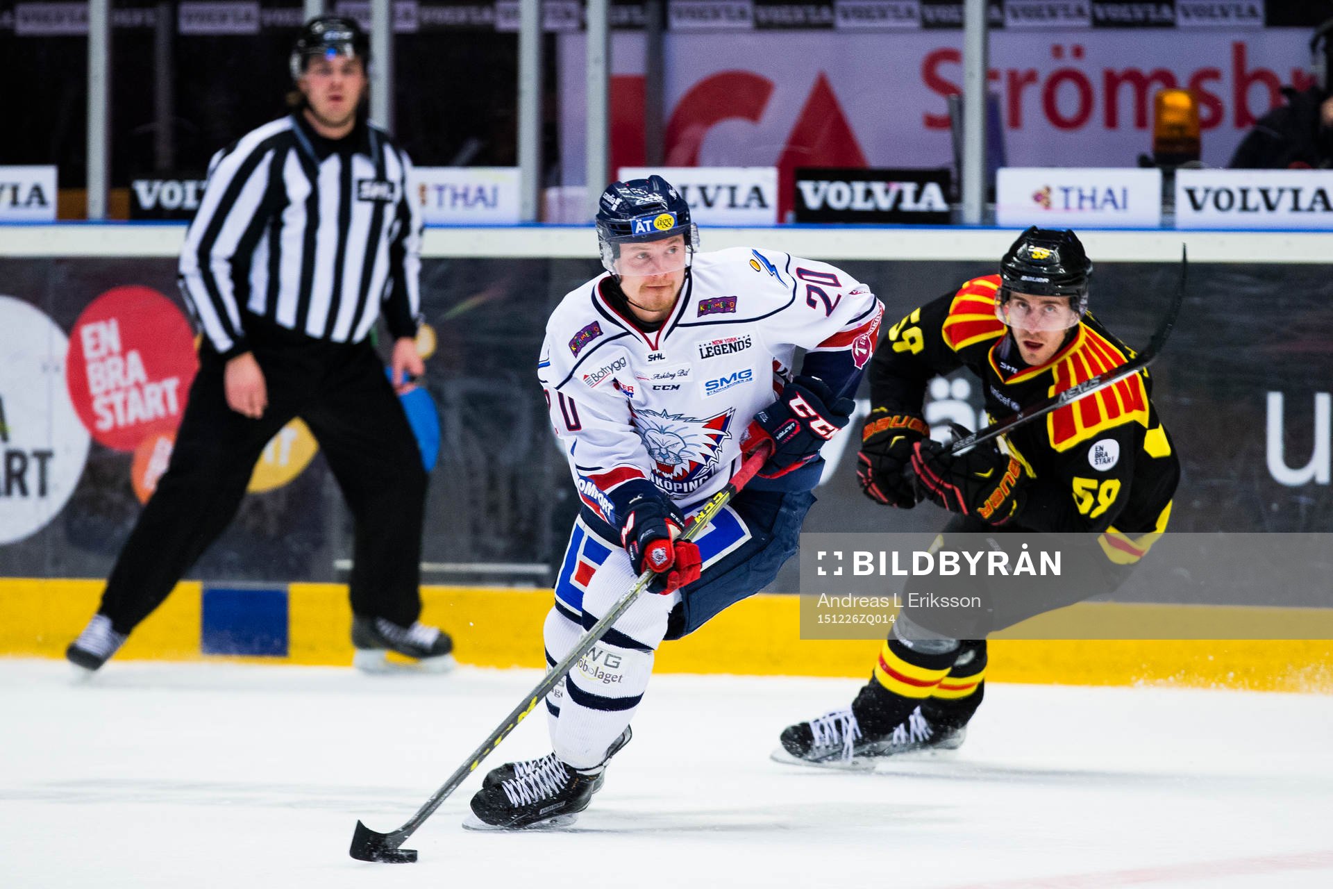 Linköpings Nick Sörenssen med pucken följd av Brynäs