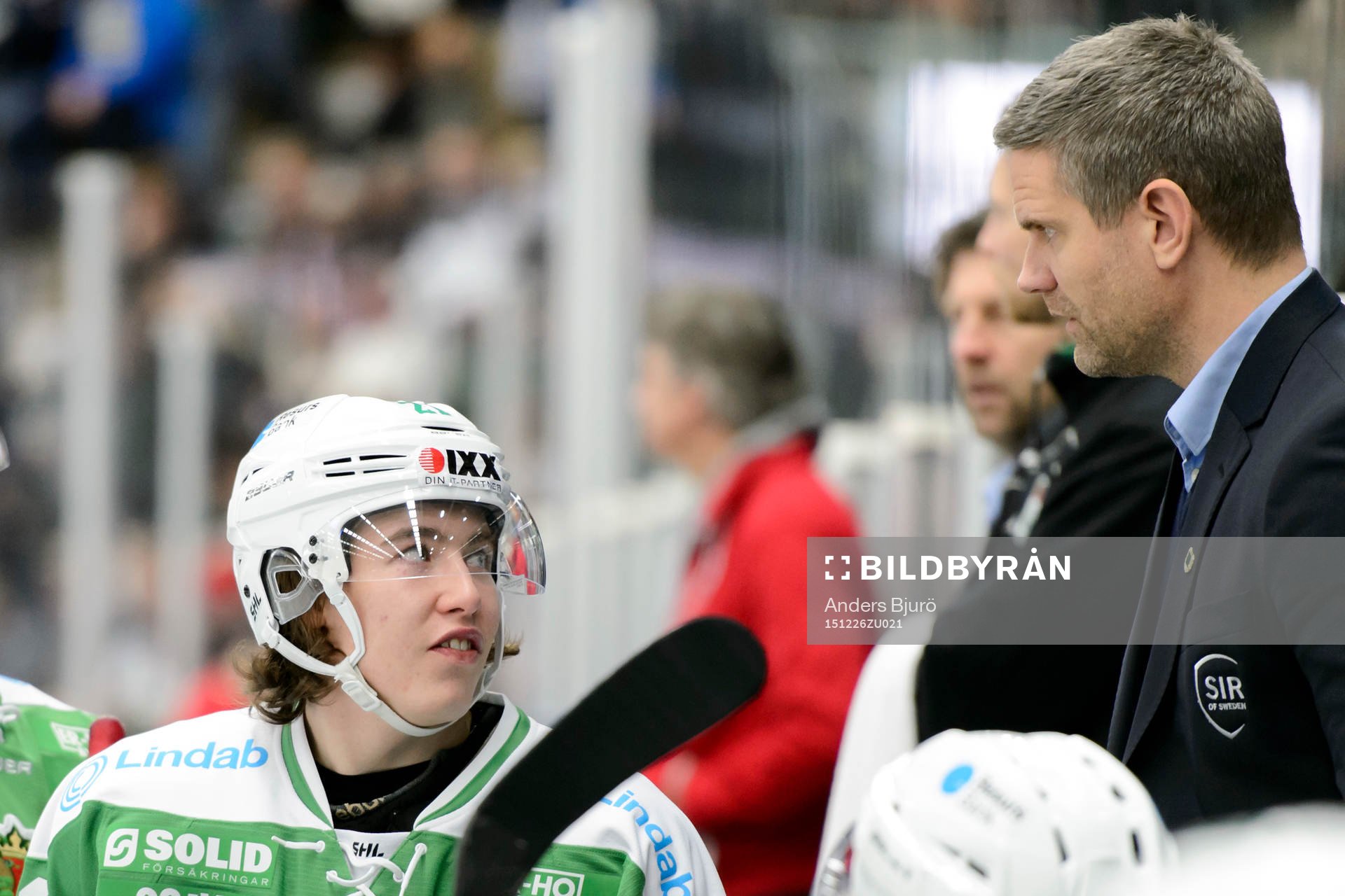 Rögles Alexander Lunsjö samtalar med assisterande