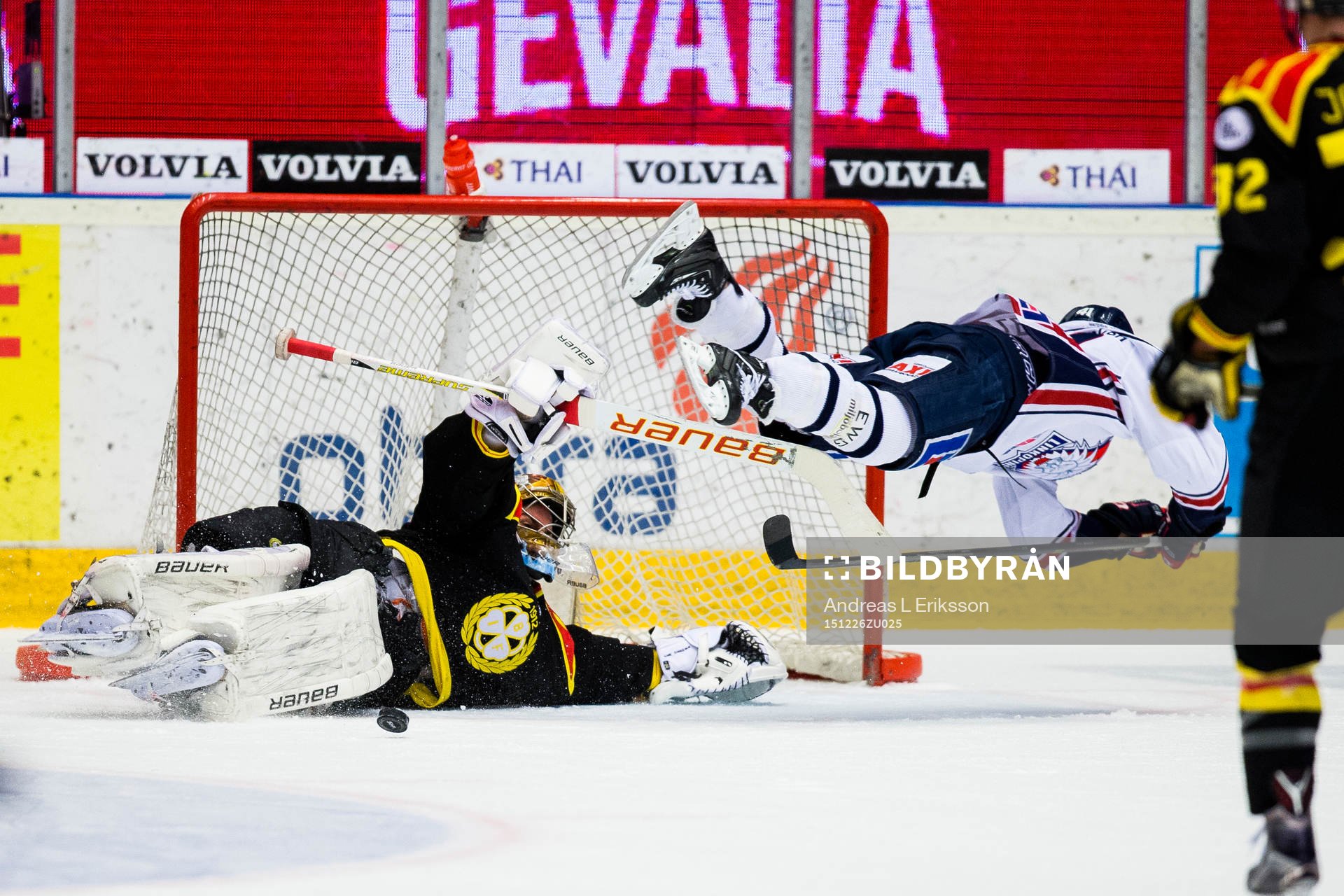 Brynäs målvakt Bernhard Starkbaum ser på när