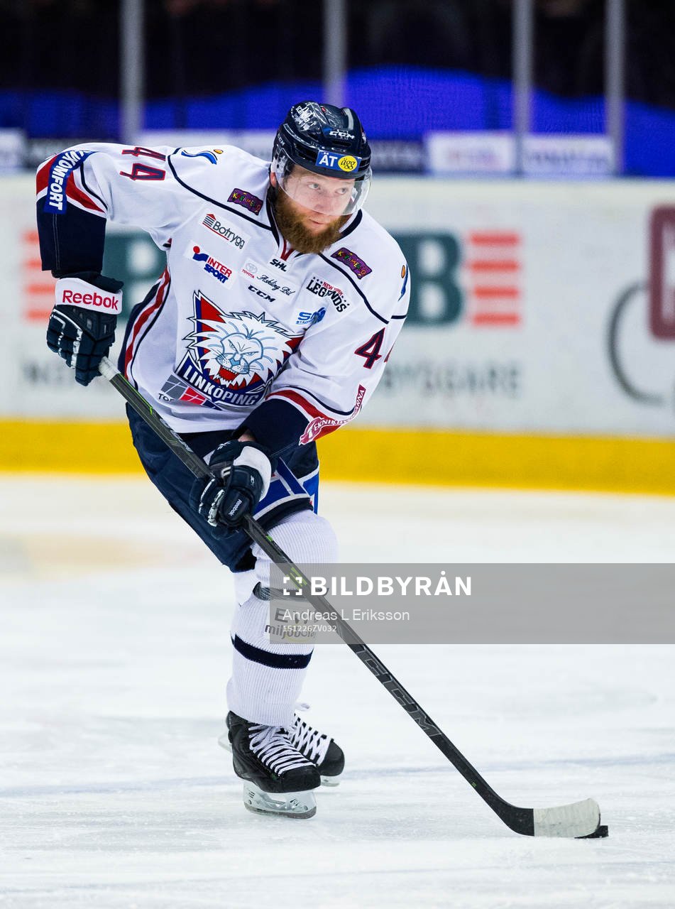 Linköpings Jonas Junland med pucken