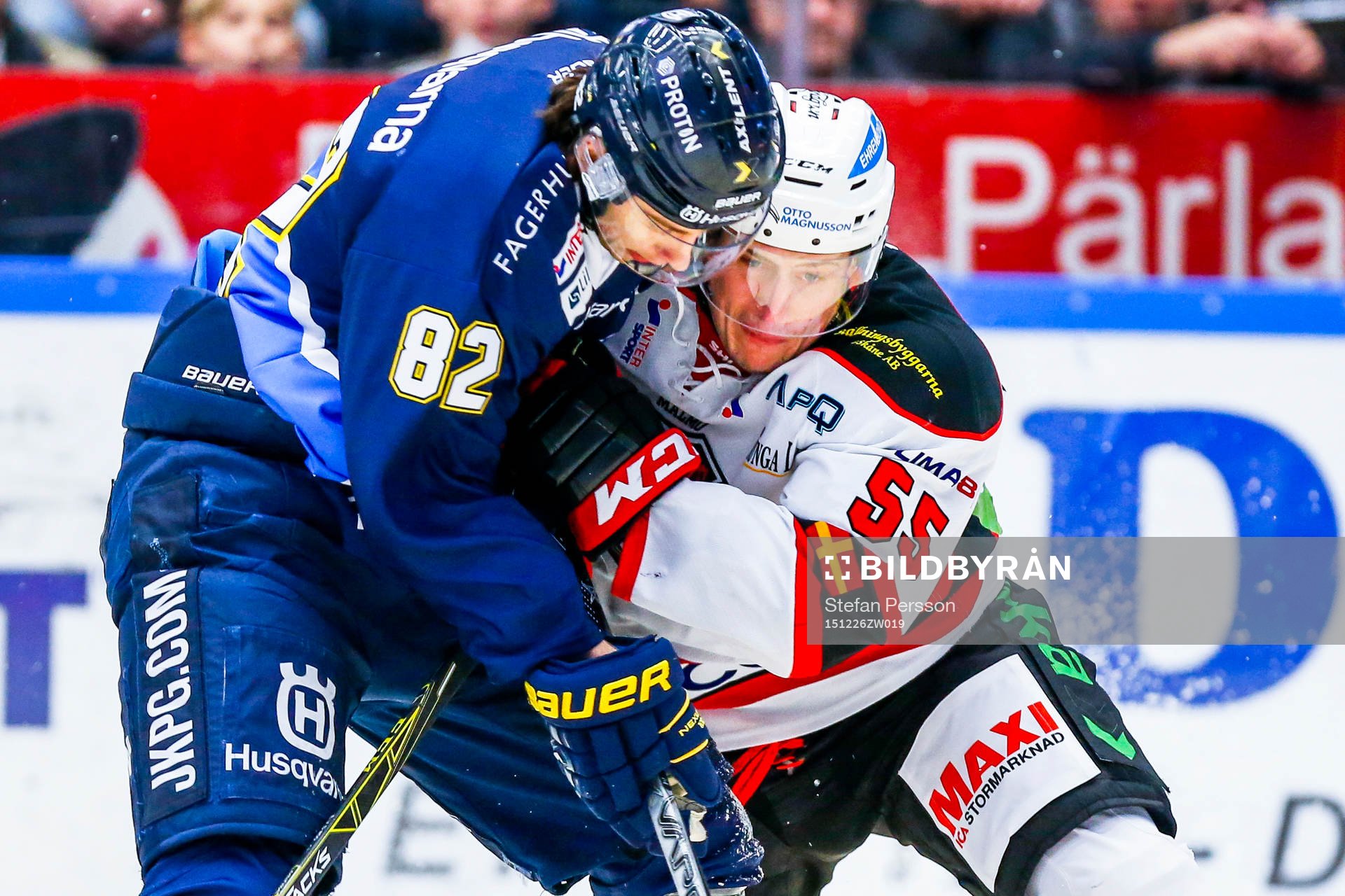 s Kevin Stenlund och Malmö Redhawks Johan Björk i en kamp