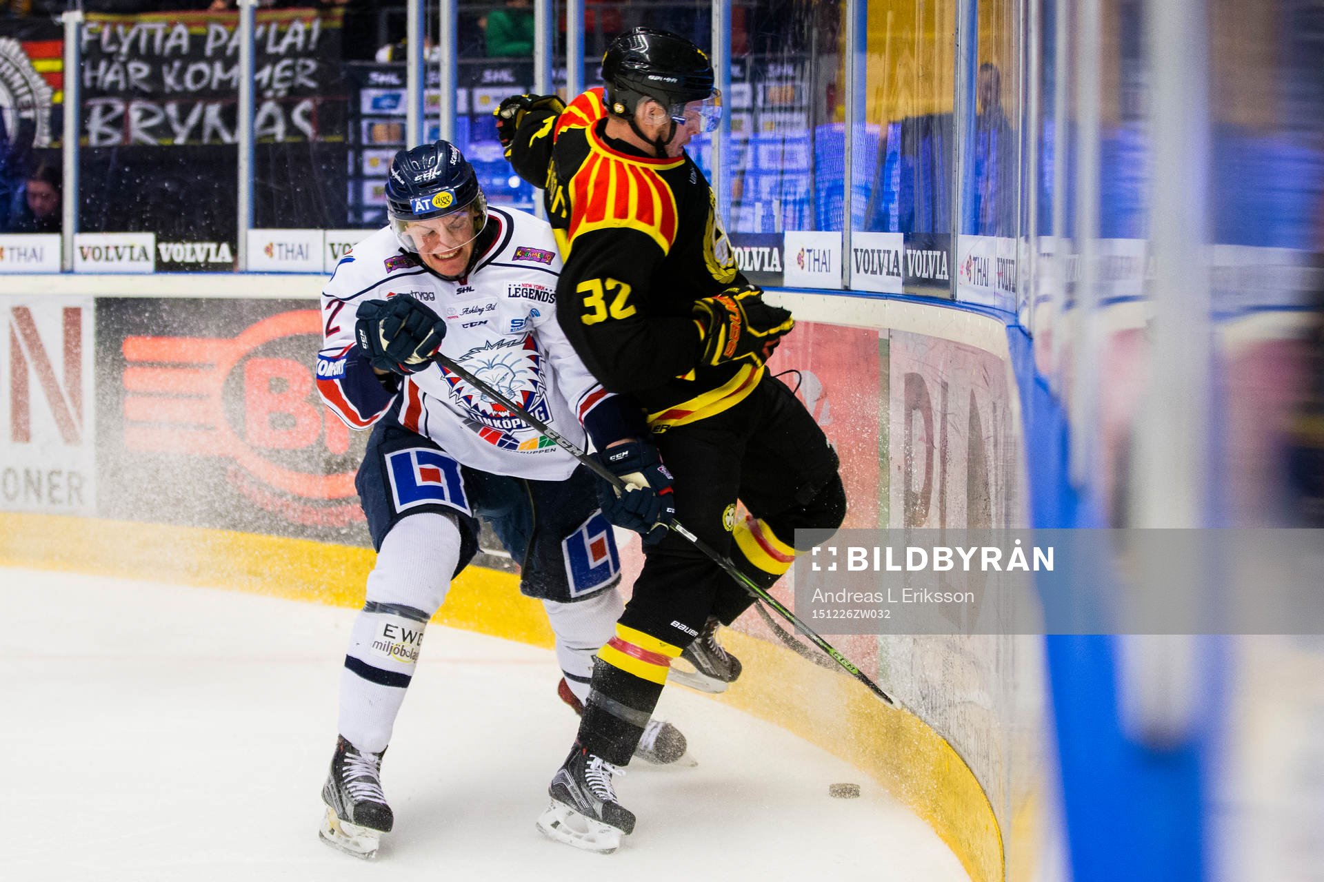 Linköpings Vilmos Gallo och Brynäs Nick Johnson i kamp om
