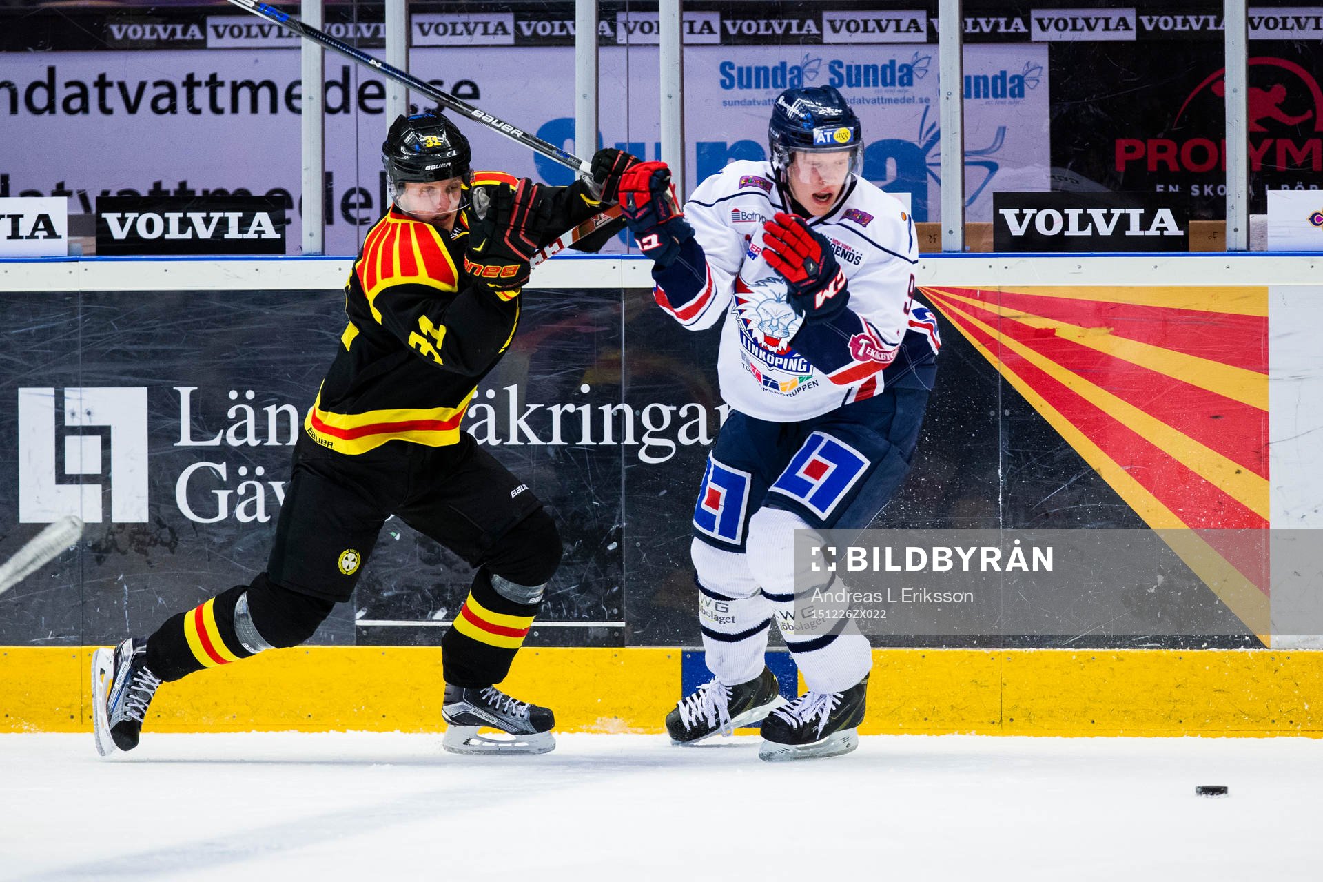 Brynäs Daniel Mannberg i kamp om pucken med Linköpings