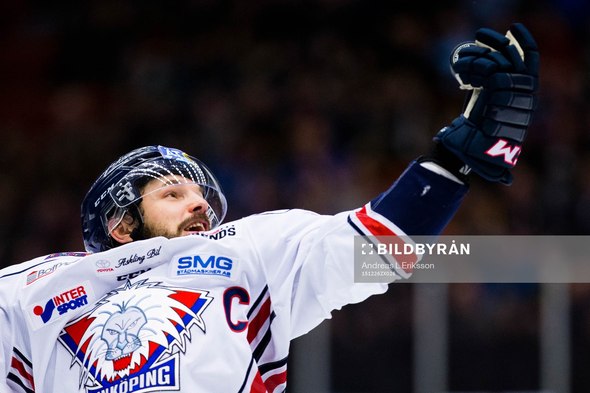 Linköpings Niklas Persson plockar ner pucken