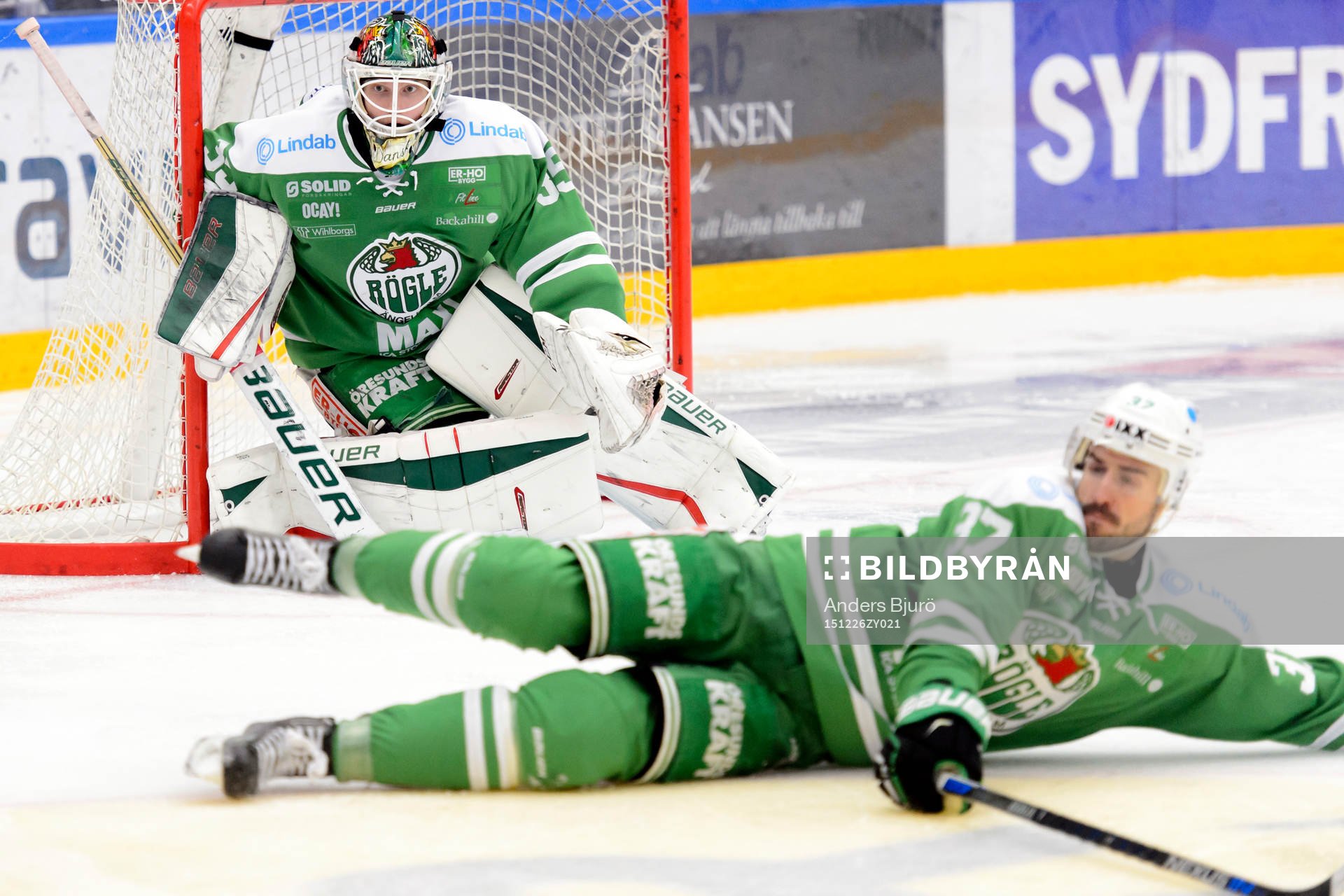 Rögles Ivan Baranka täcker skott framför Rögles