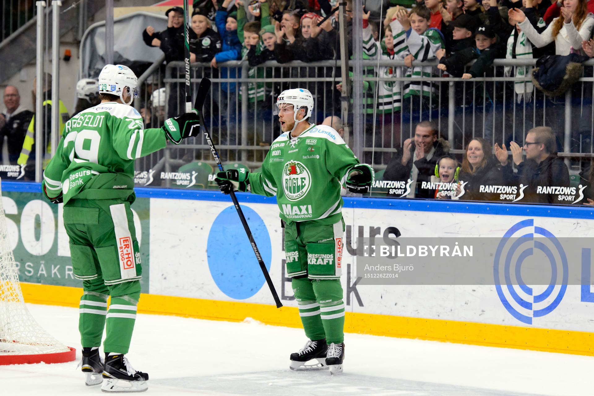 Rögles Ludvig Rensfeldt jublar med Partik Cehlin