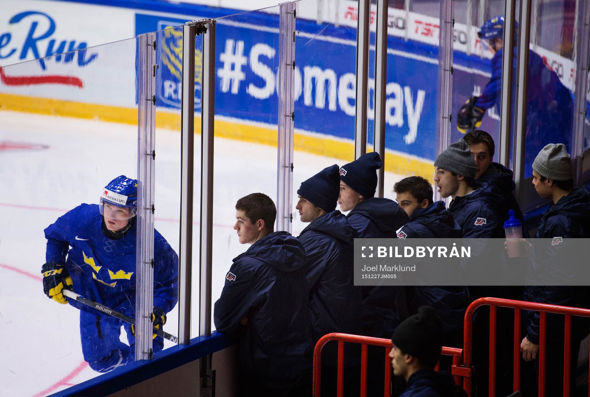 s lag ser på Sveriges träning vid junior-VM i ishockey 27