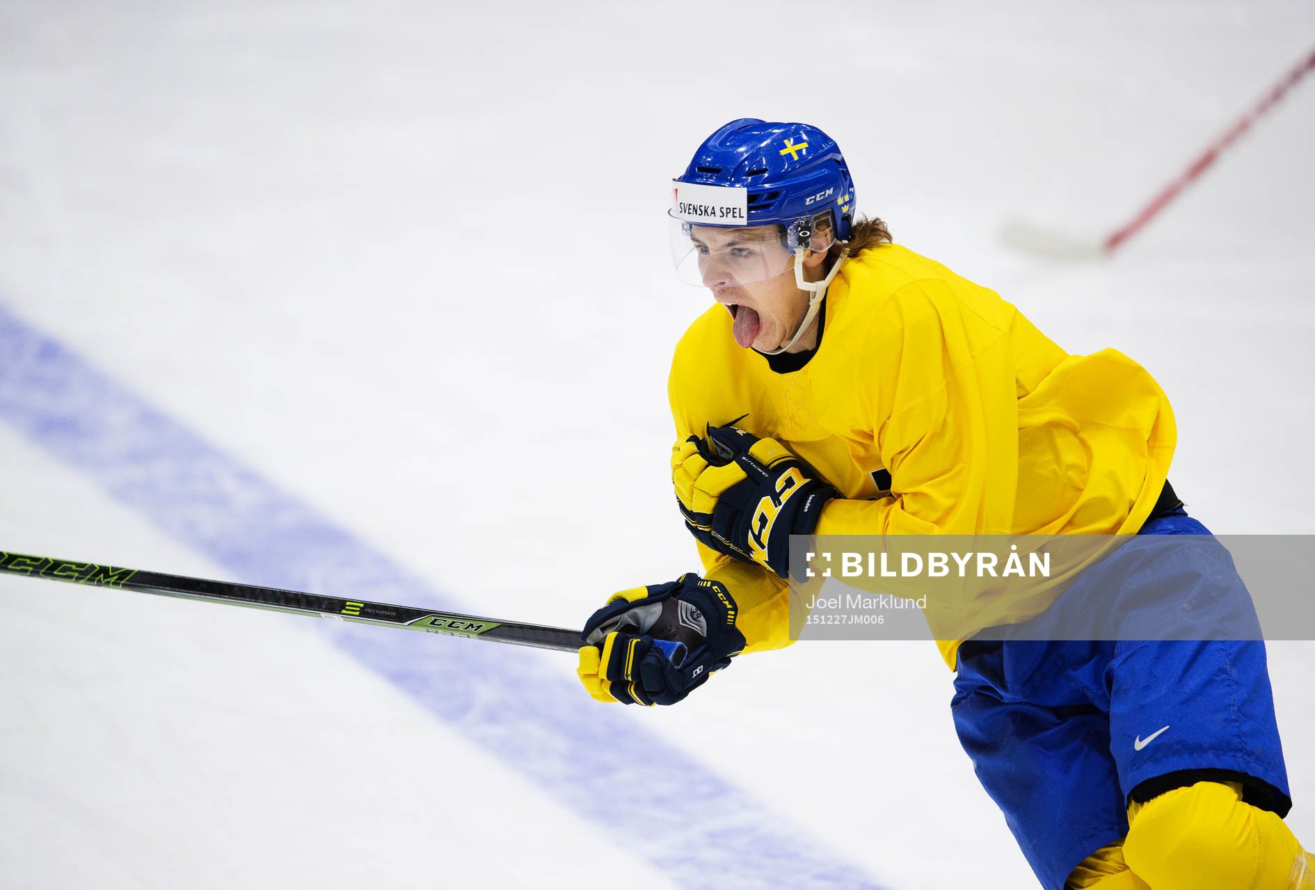 Adrian Kempe grimaserar
