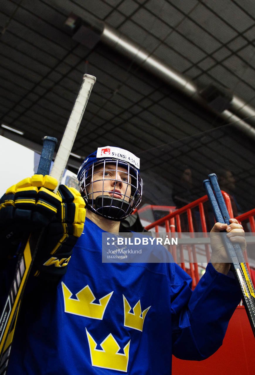 Alexander Nylander på väg in till Sveriges träning vid