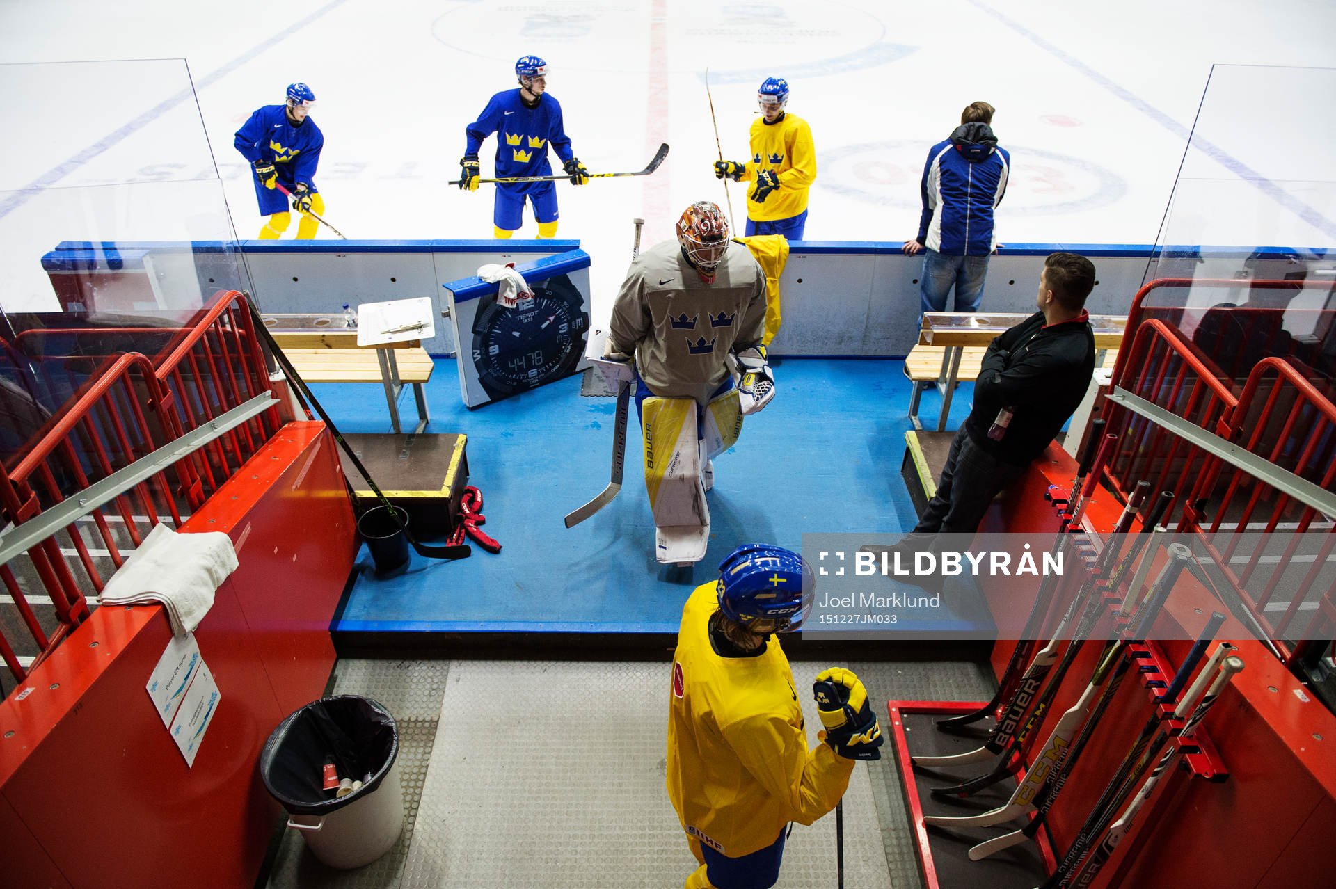 Spelare lämnar Sveriges träning vid junior-VM i ishockey