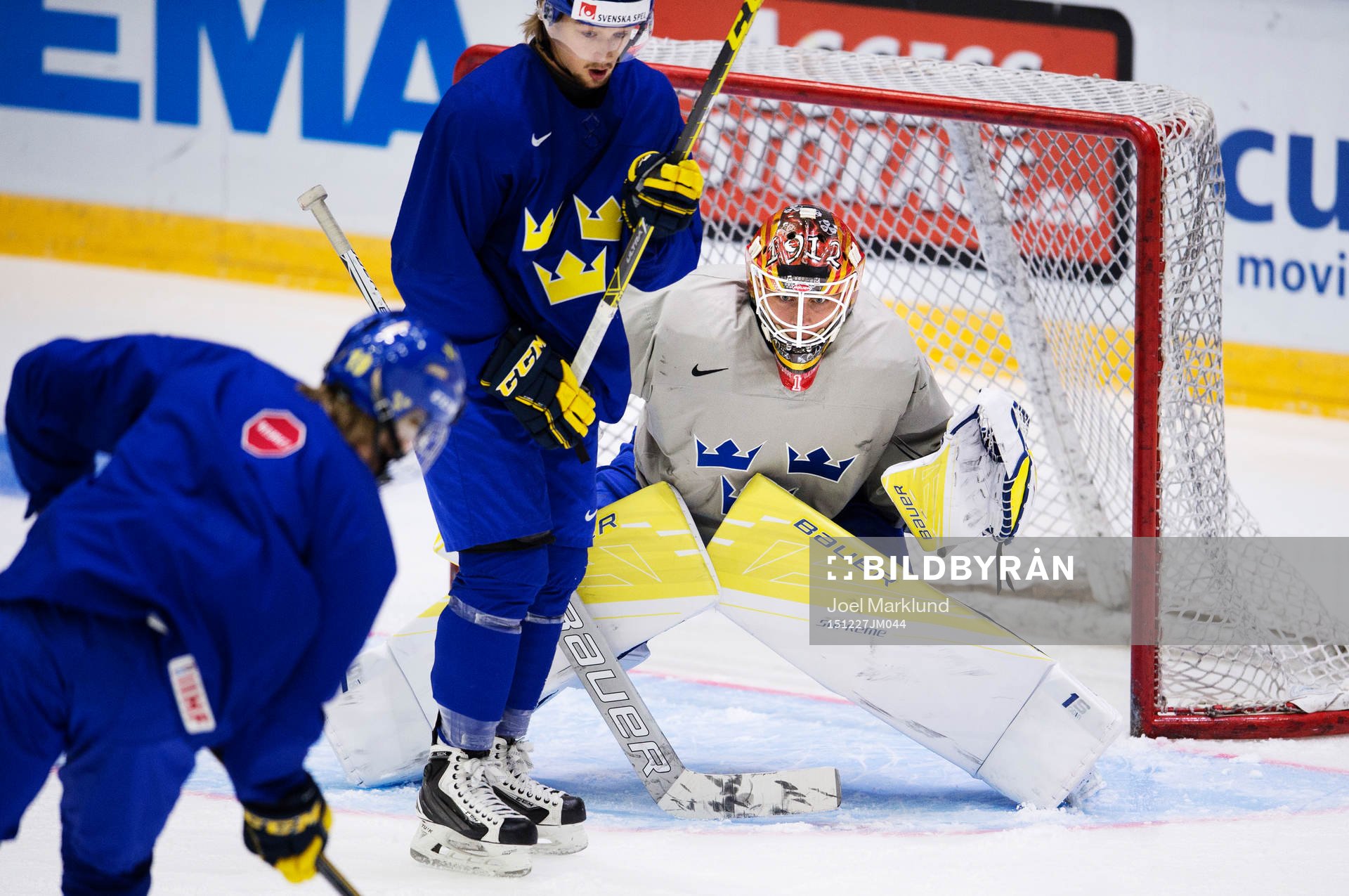 Rasmus Asplund framför målvakten Felix Sandström