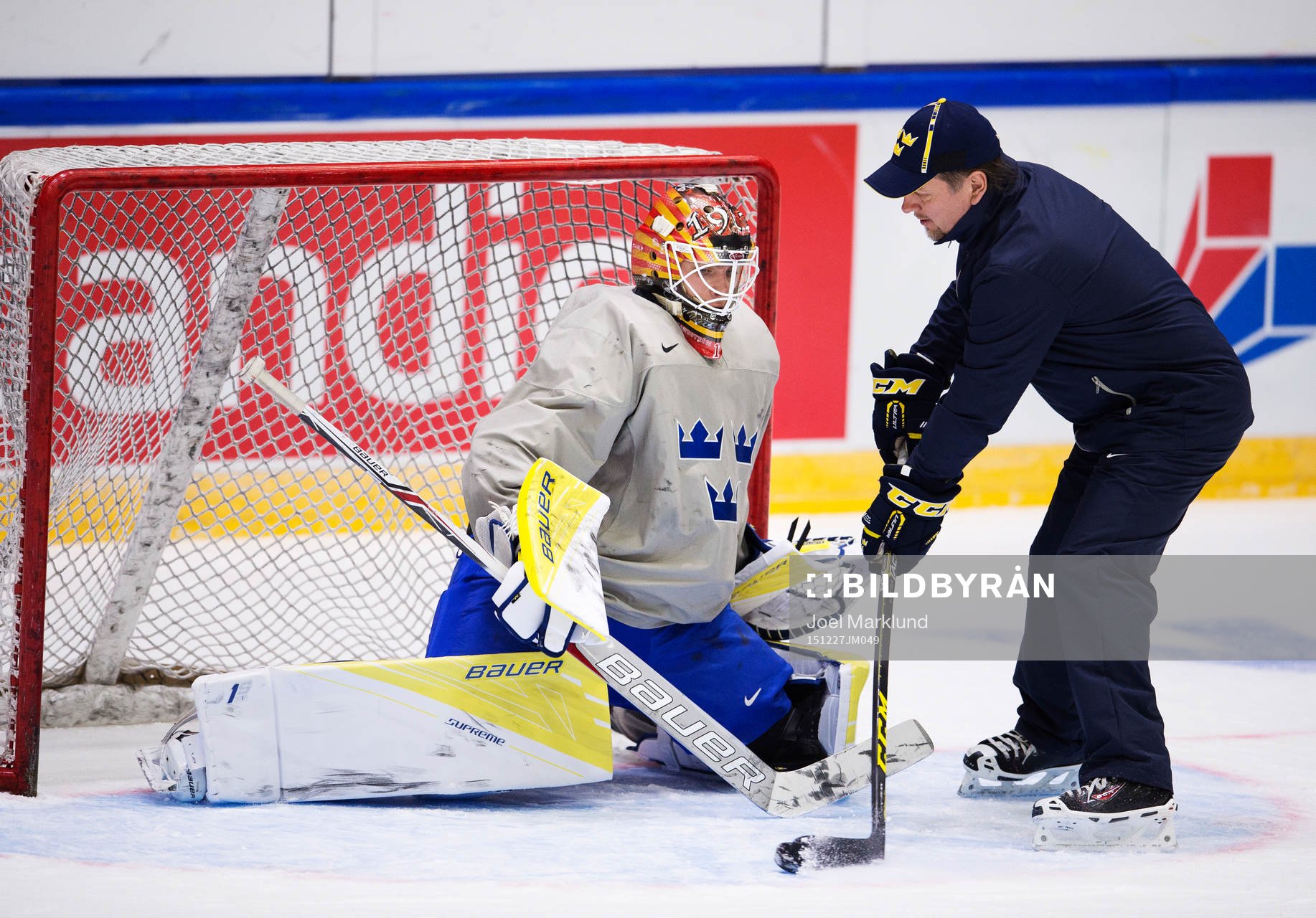 Målvakten Felix Sandström och målvaktstränare Nizze