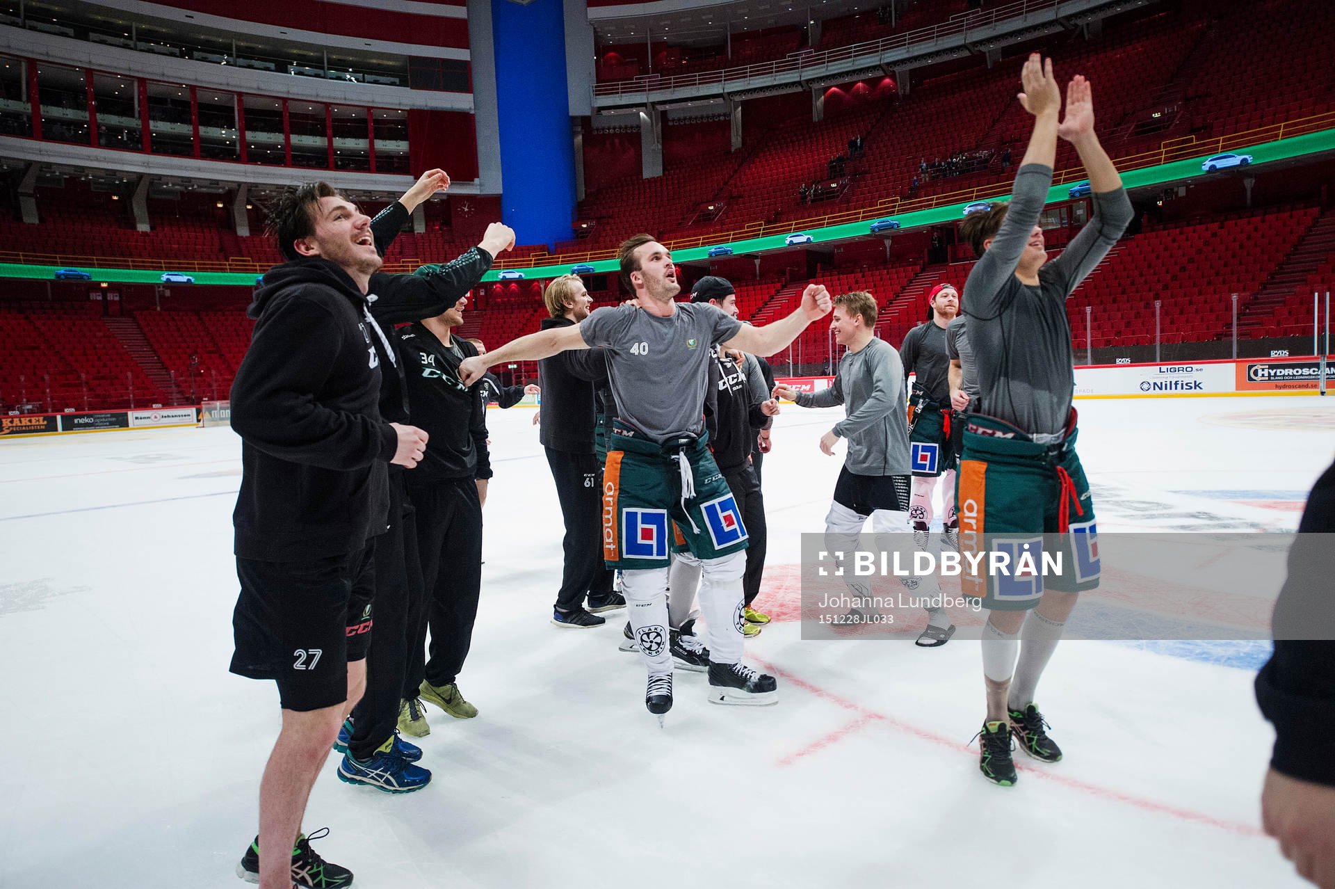 Färjestads spelare med Niclas Arell i mitten dansar på
