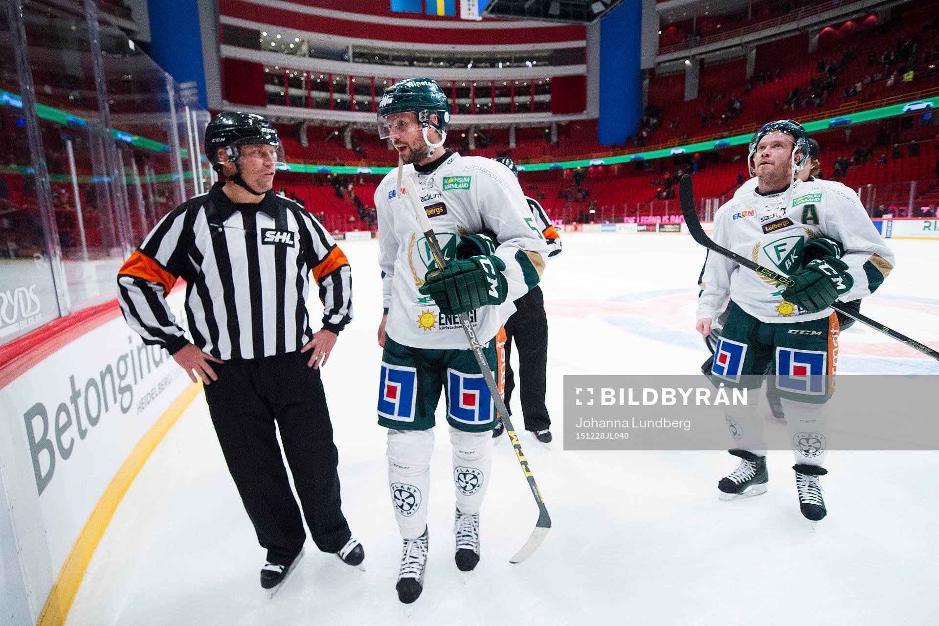 Domare Sören Persson diskuterar med Färjestads Rickard
