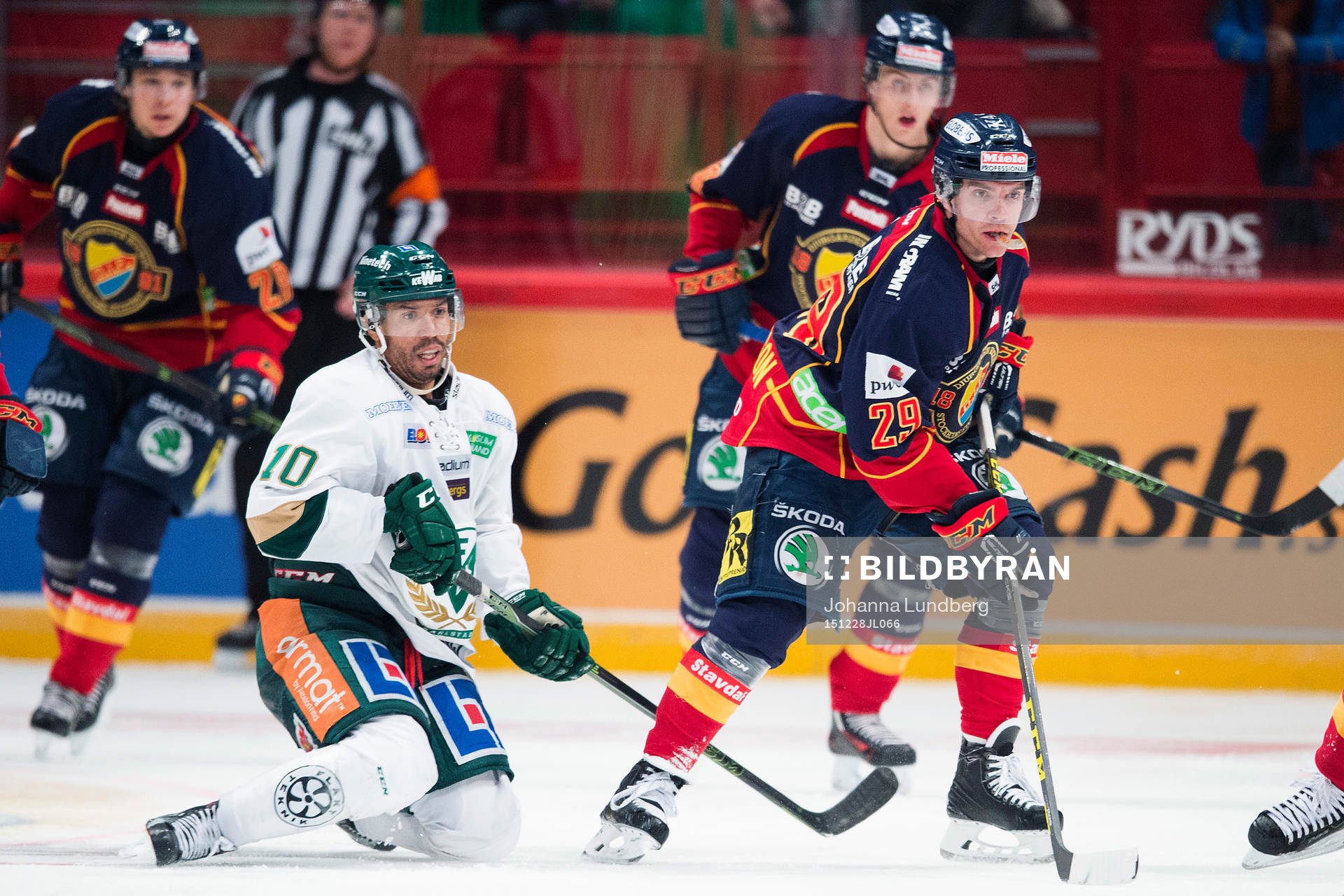 Färjestads Robbie Earl och Djurgårdens Matt Anderson