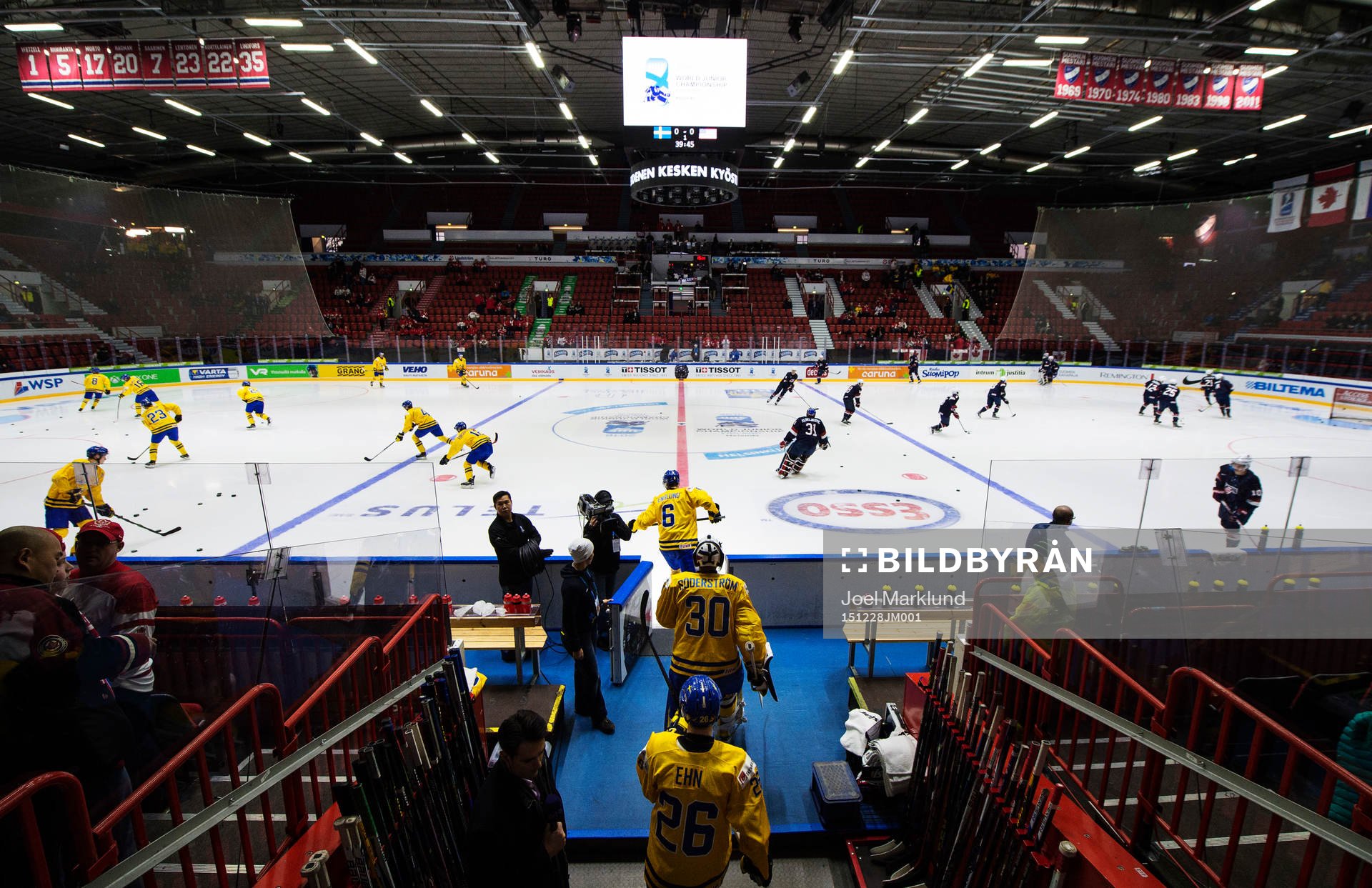 Sveriges Andreas Englund, målvakt Linus Söderström och