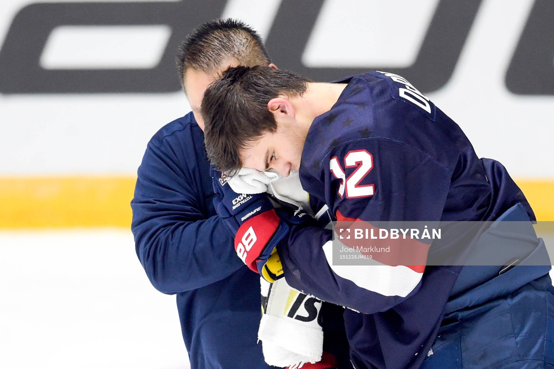 s Alex Debrincat förs ut skadad