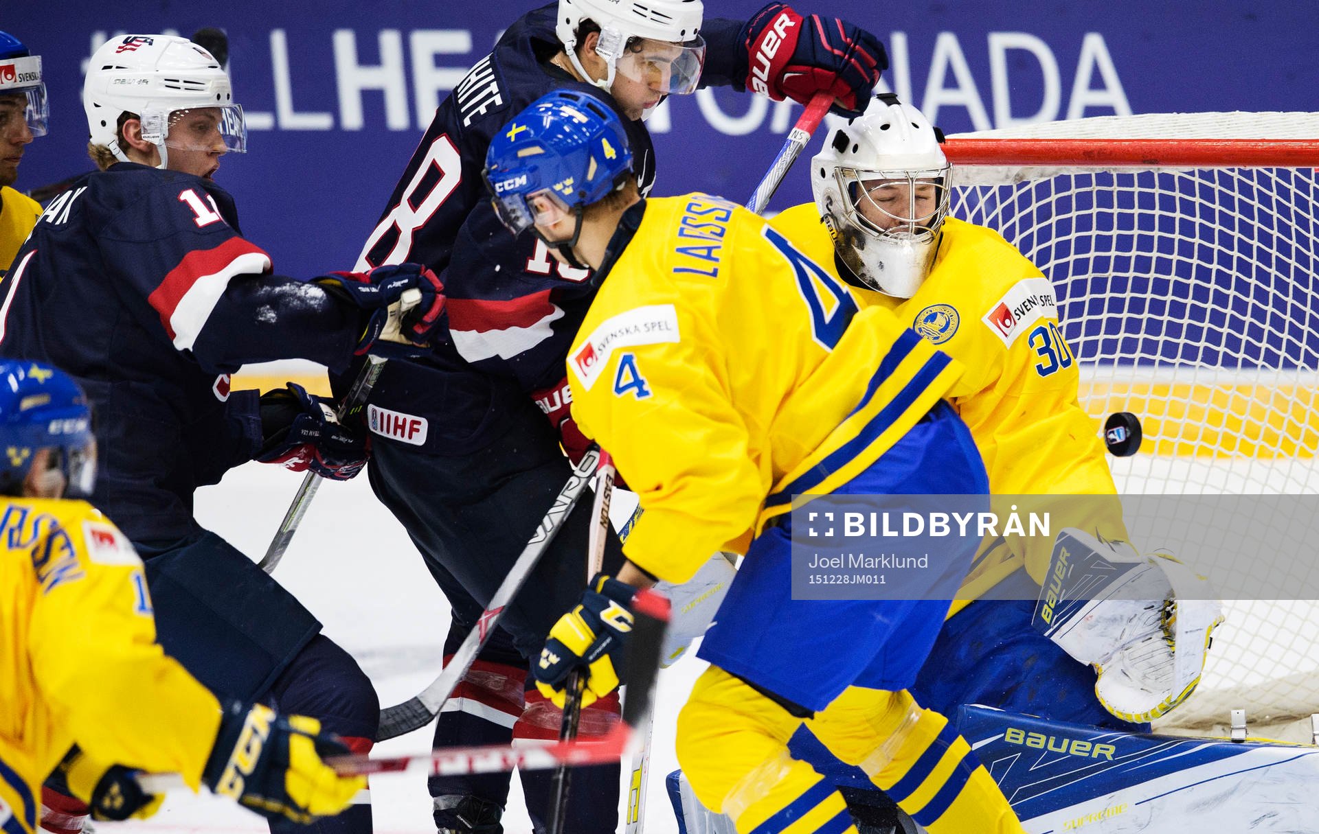 s Christian Dvorak och Colin White oroar framför Sveriges