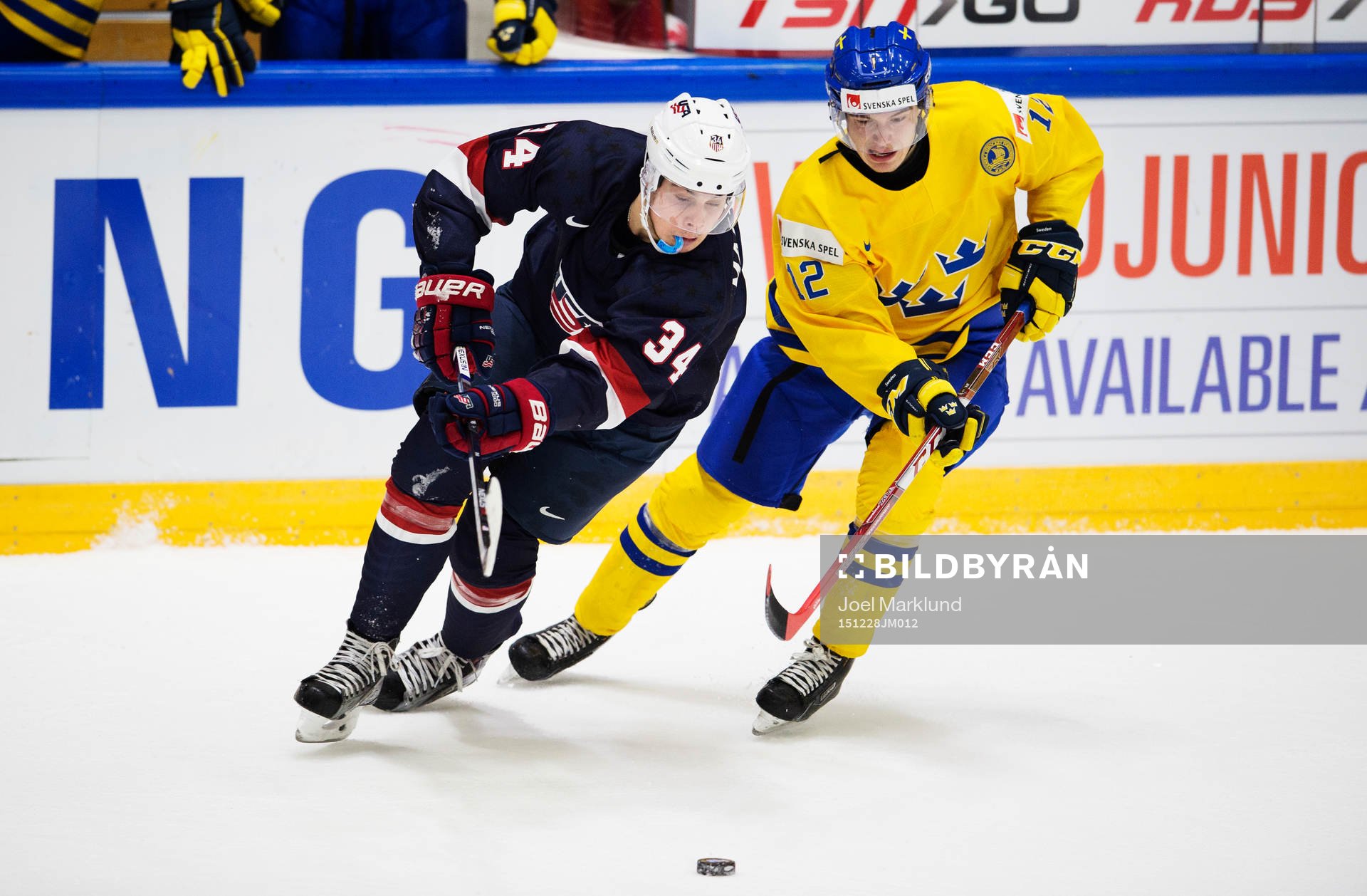 s Auston Matthews och Sveriges Jakob Forsbacka-Karlsson