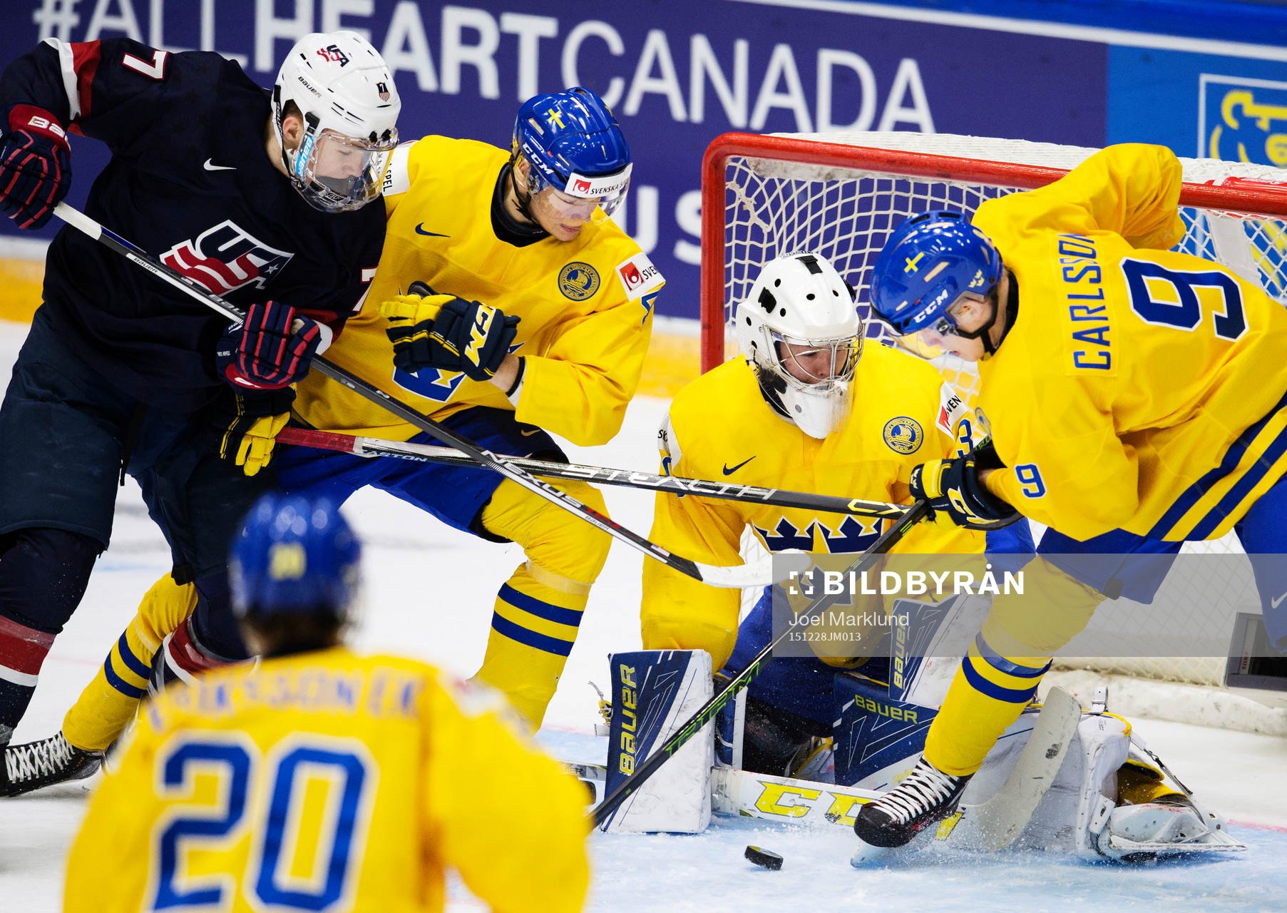 s Matthew Tkachuk oroar framför Sveriges Jacob Larsson,