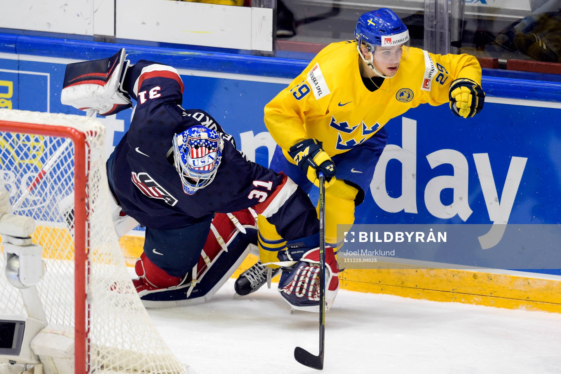 s målvakt Alex Nedeljkovic och Sveriges Adrian Kempe