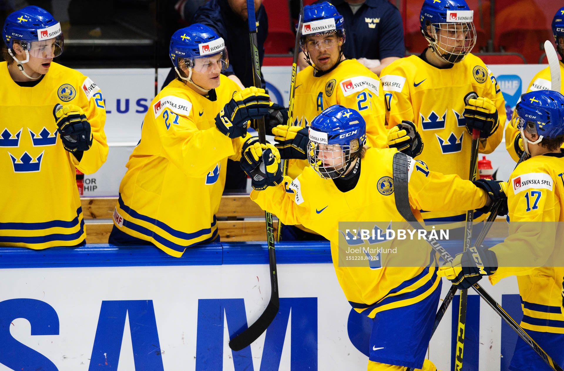 Sveriges Alexander Nylander jublar med lagkamrater