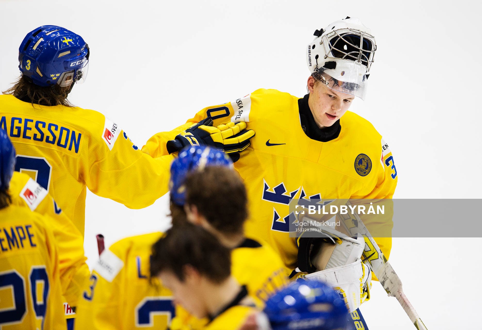 Sveriges William Lagesson gratulerar målvakten Linus