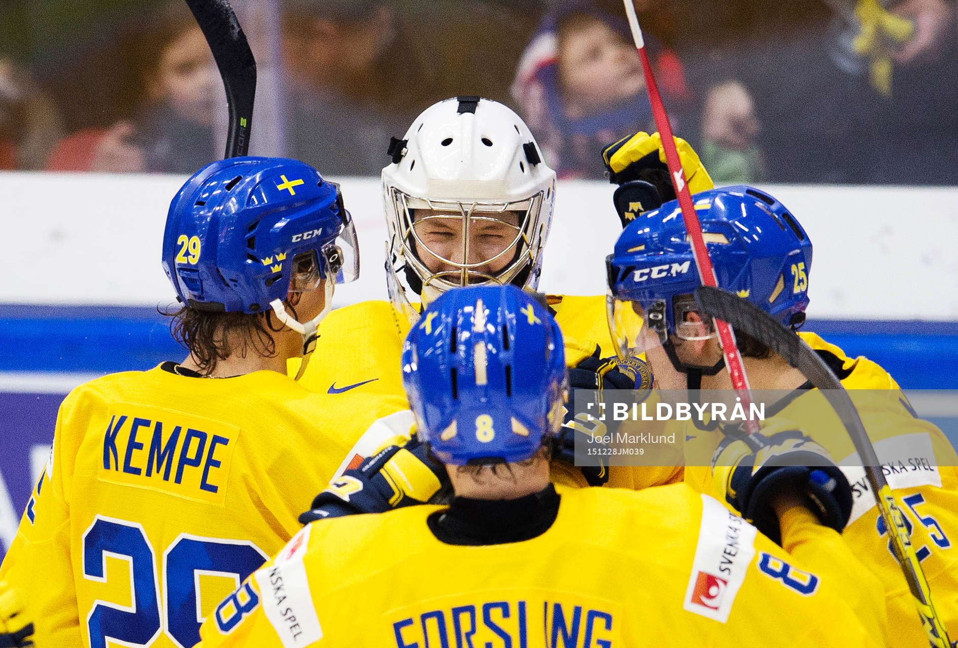 Sveriges Adrian Kempe, målvakt Linus Söderström, Gustav