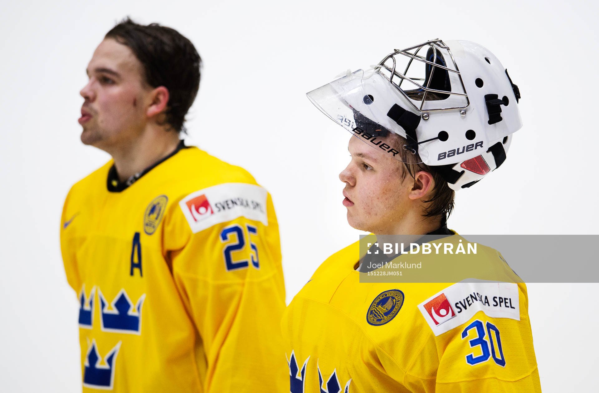 Sveriges Axel Holmström och målvakt Linus Söderström