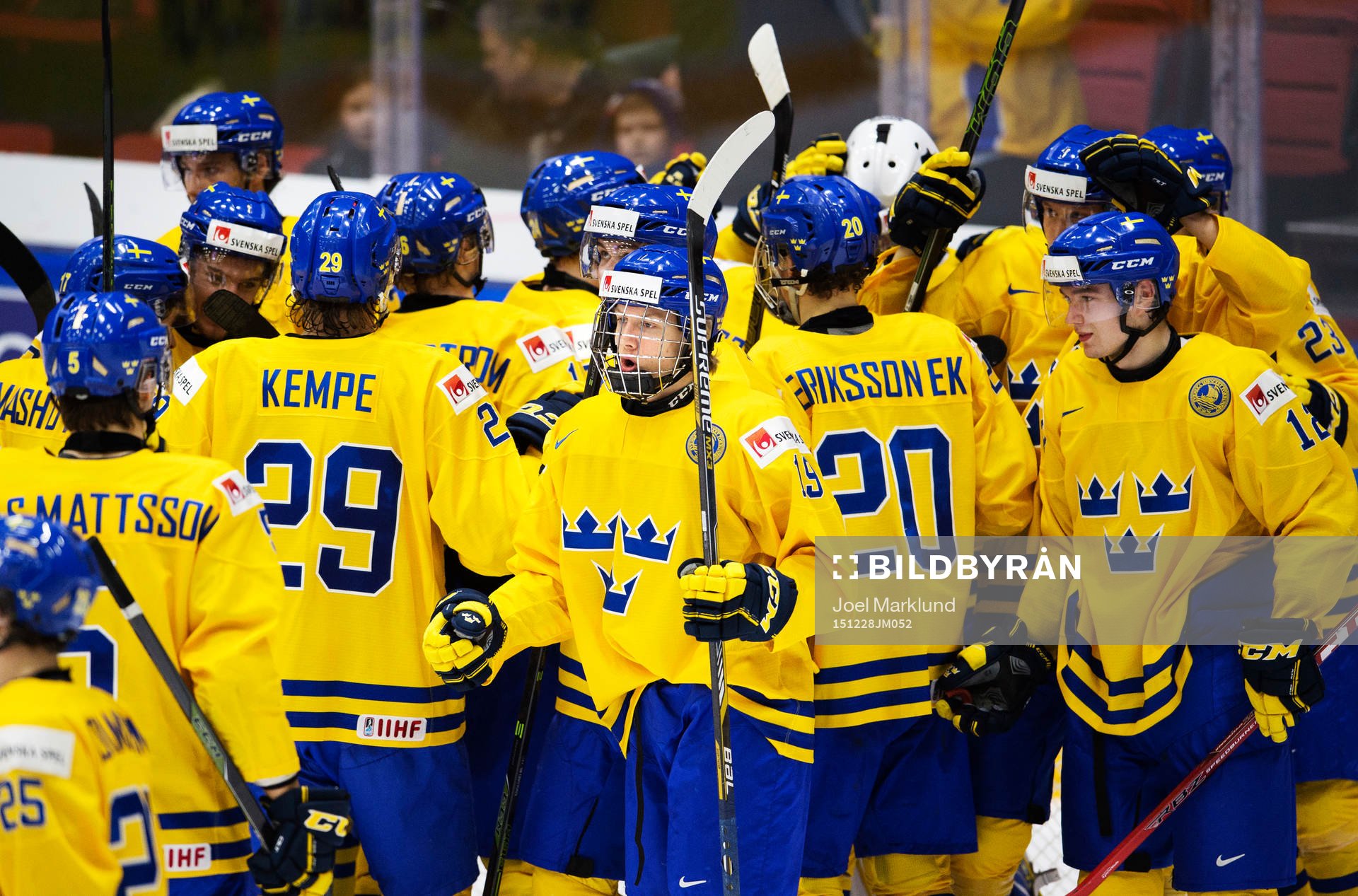 Sveriges spelare med Alexander Nylander jublar