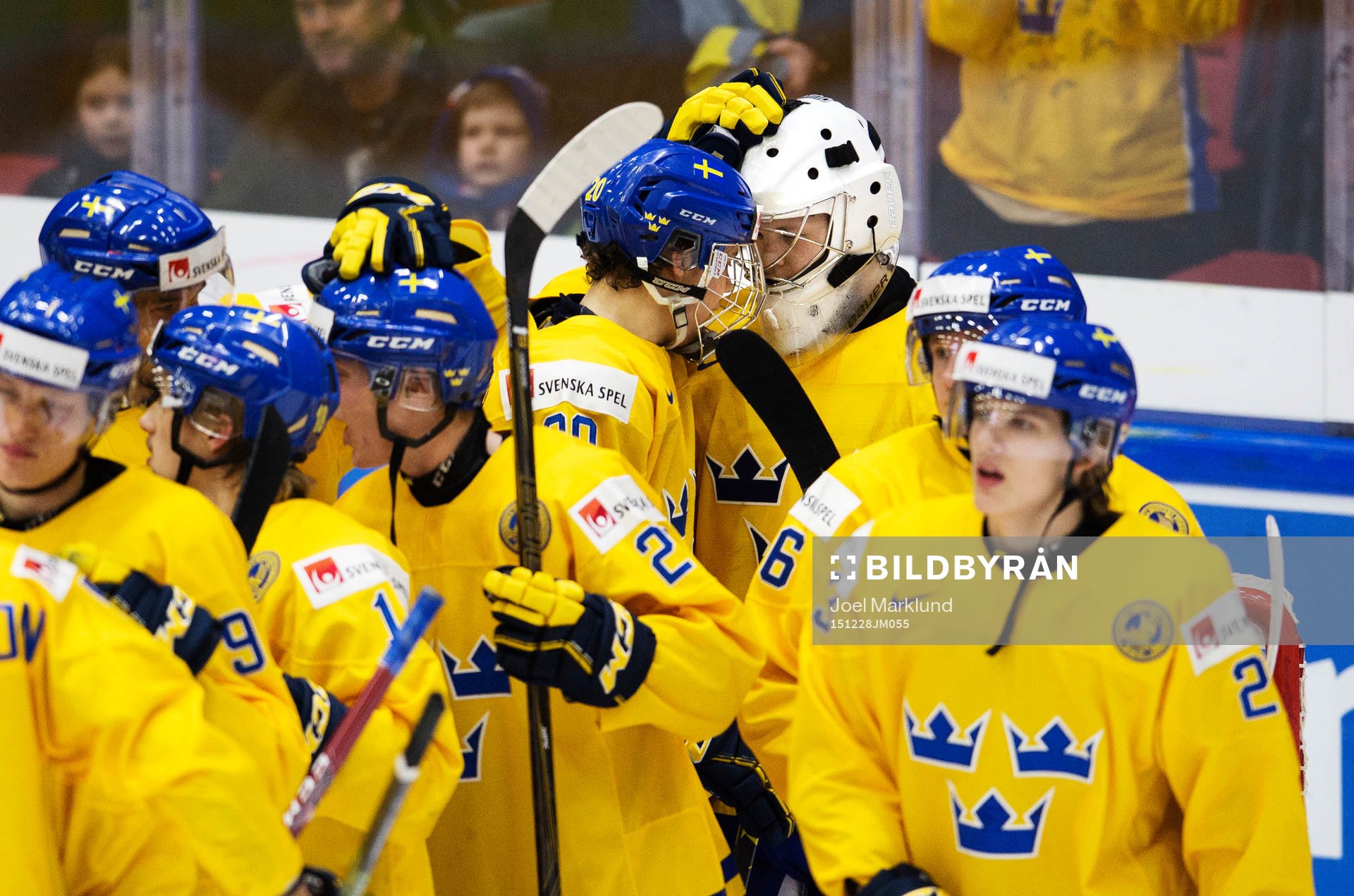 Sveriges Joel Eriksson Ek och målvakt Linus Söderström