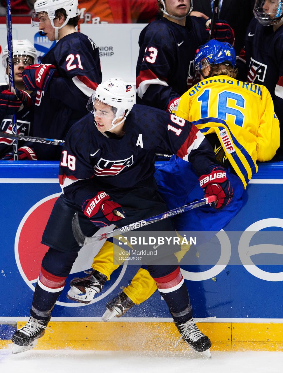s Colin White tacklar Sveriges Carl Grundström