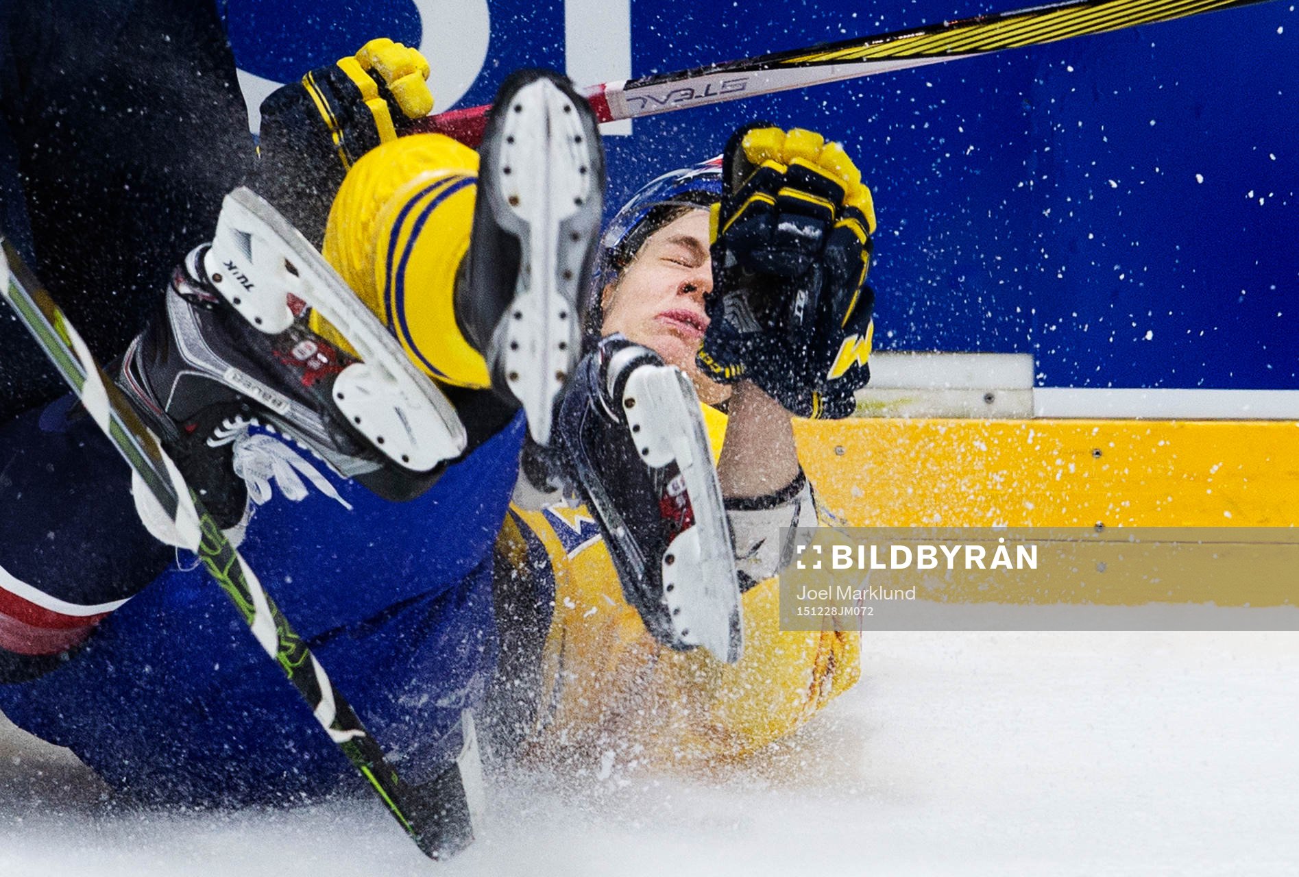 Sveriges Jacob Larsson kraschar in i sargen