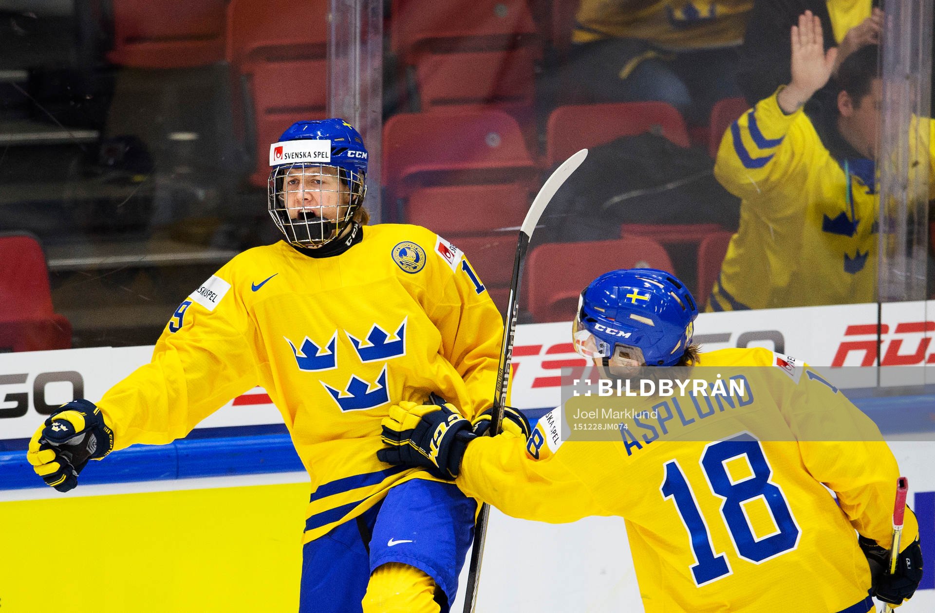 Sveriges Alexander Nylander och Rasmus Asplund jublar