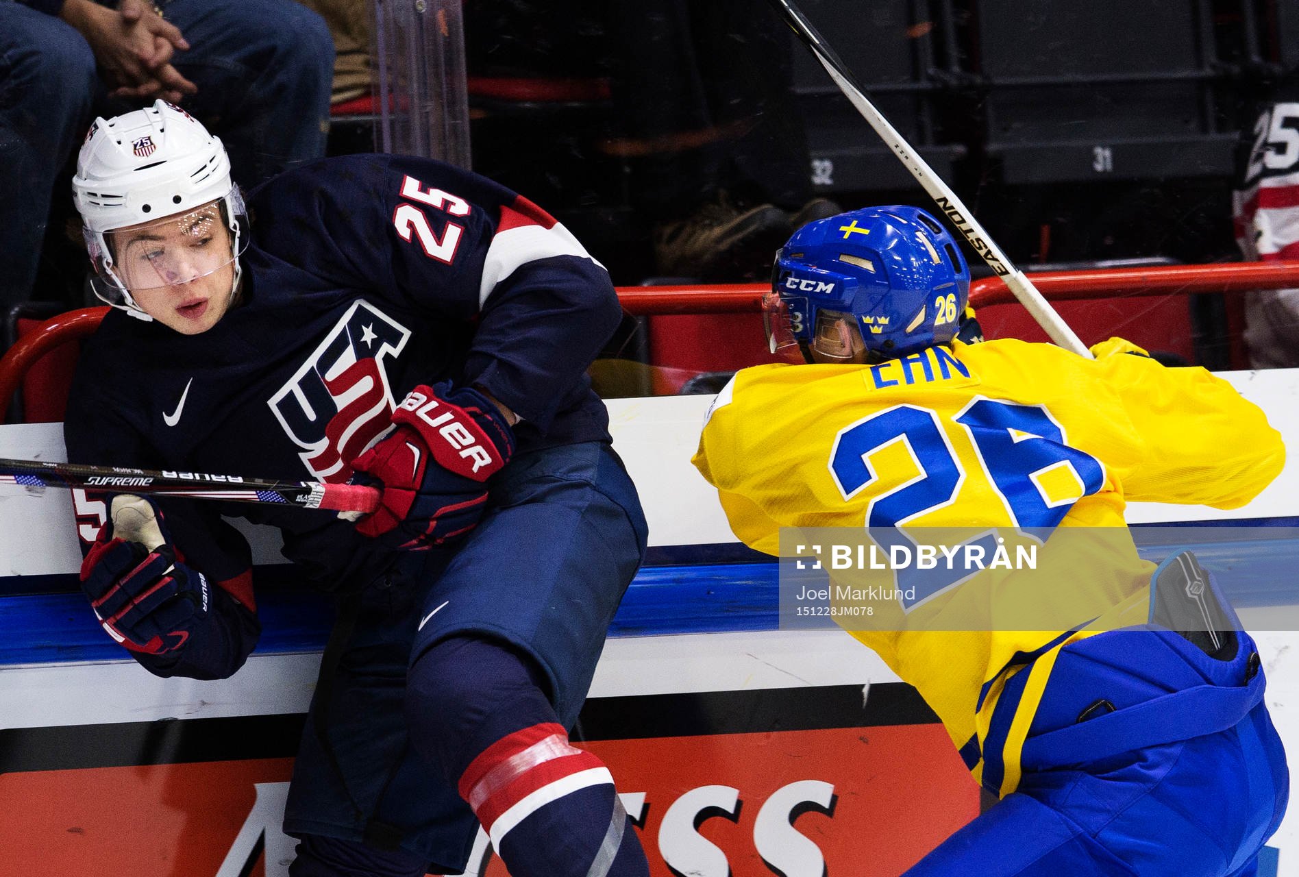 s Charlie McAvoy JR tacklas av Sveriges Christoffer Ehn