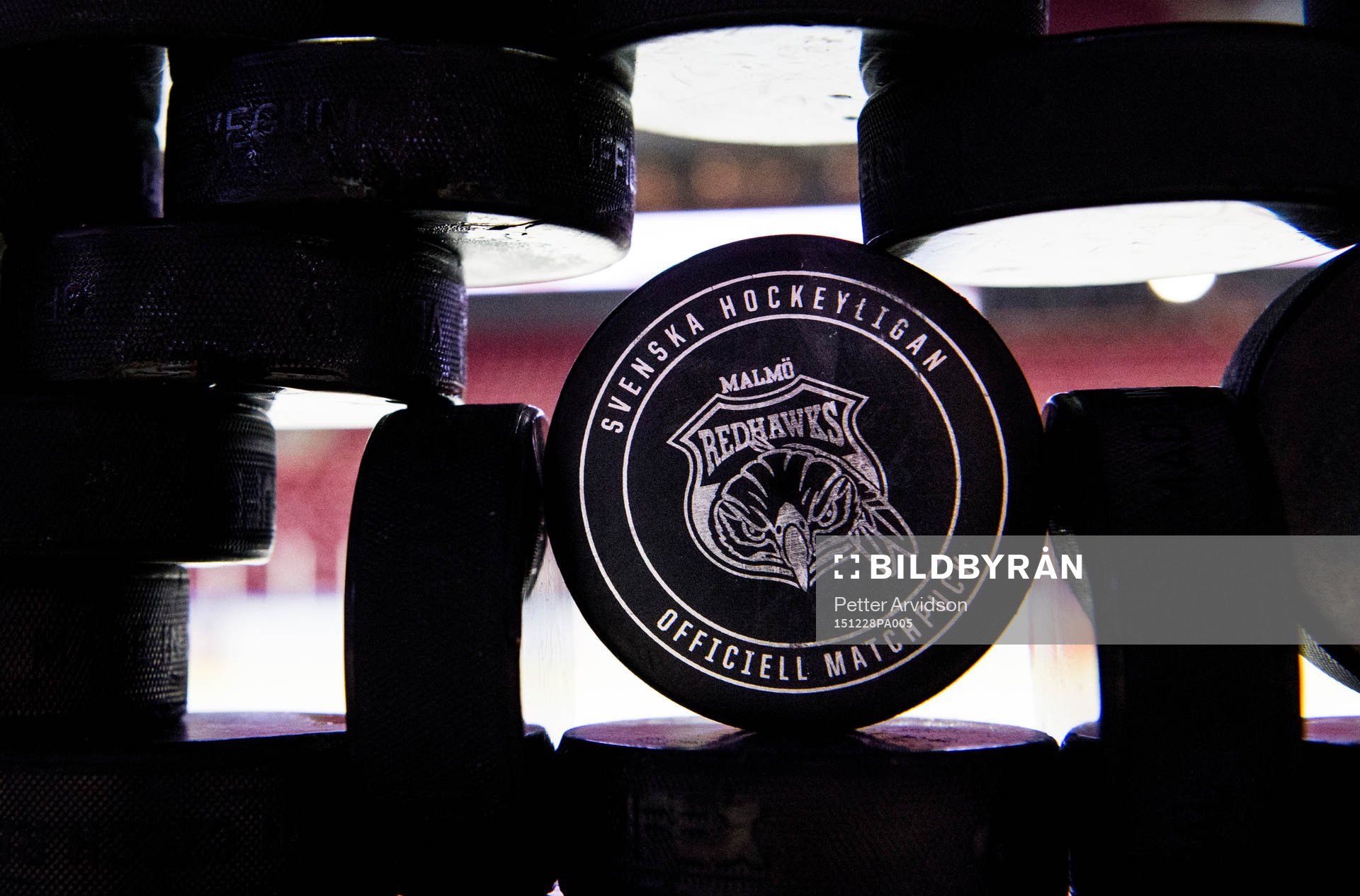 Officiell matchpuck med Malmö Redhawks logga på