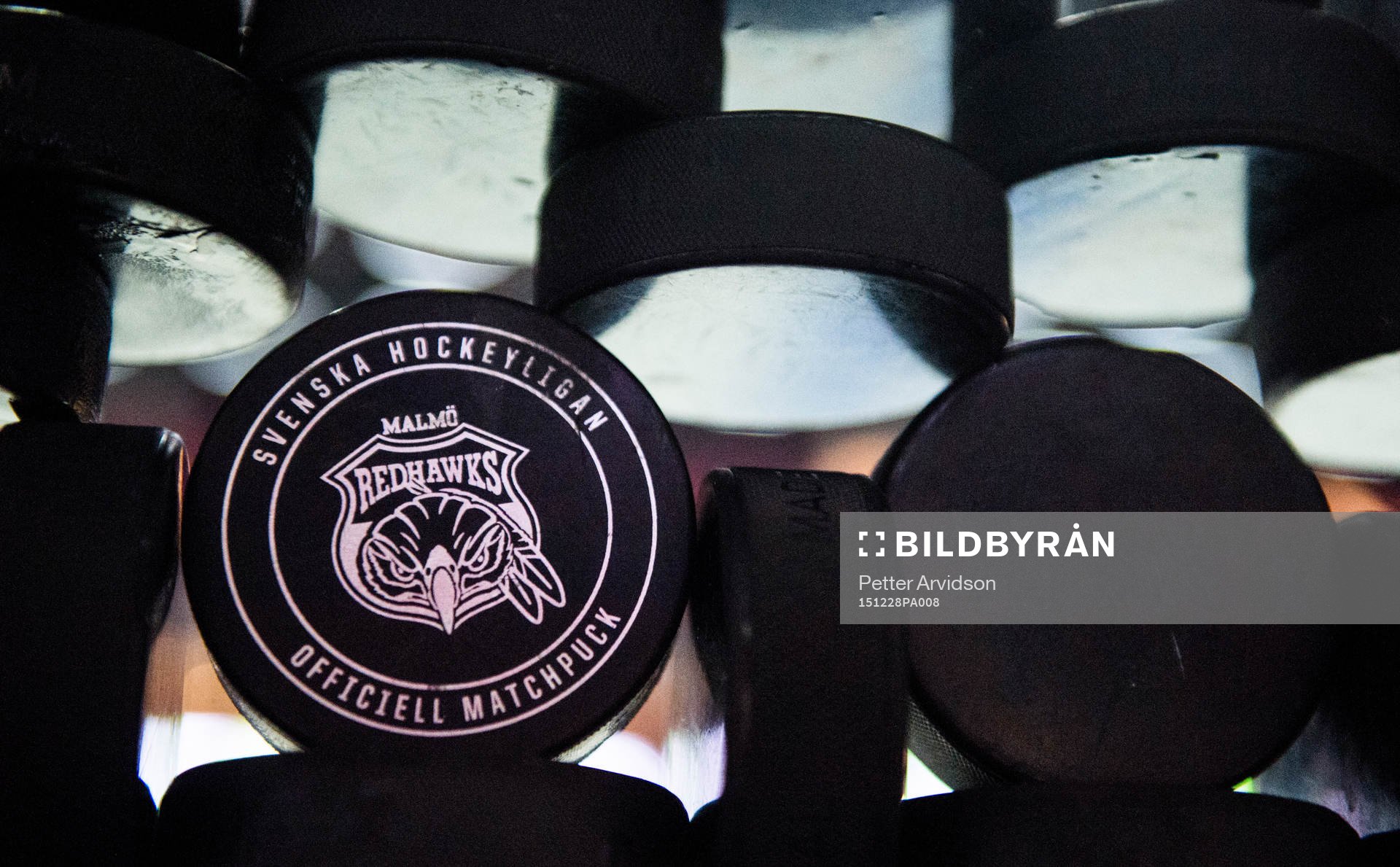 Officiell matchpuck med Malmö Redhawks logga på