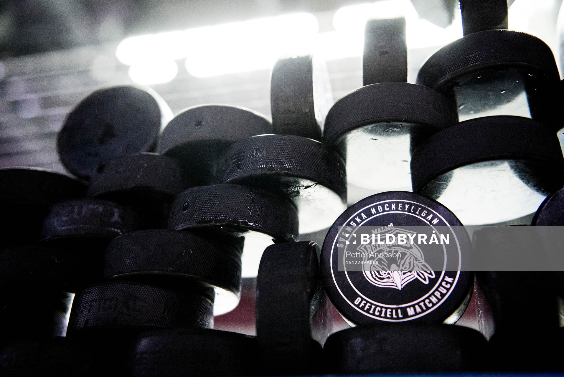 Officiell matchpuck med Malmö Redhawks logga på