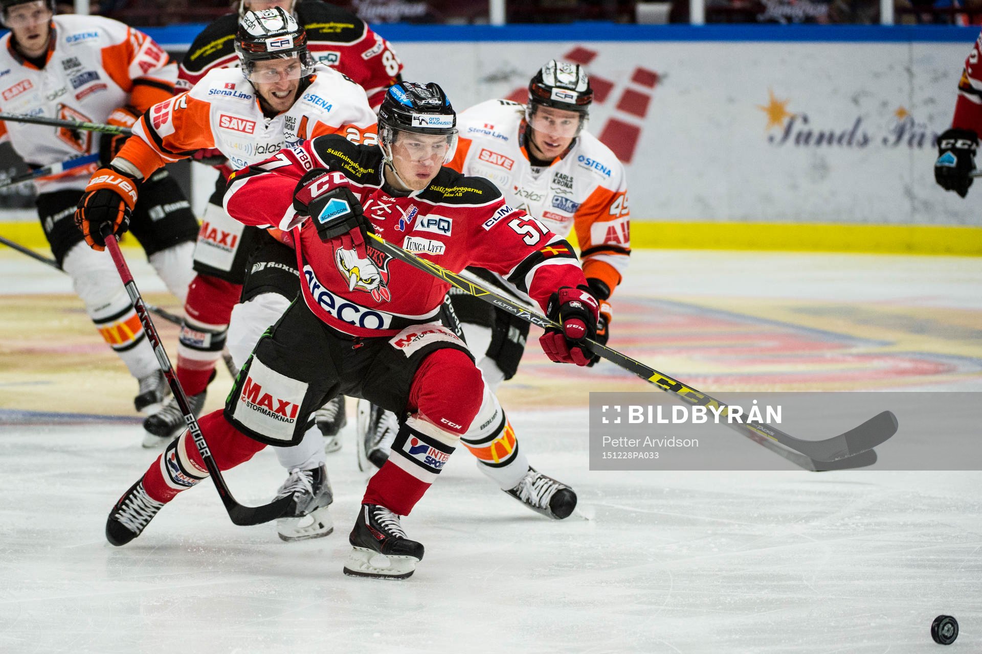 Malmö Redhawks Johan Ivarsson jagar pucken