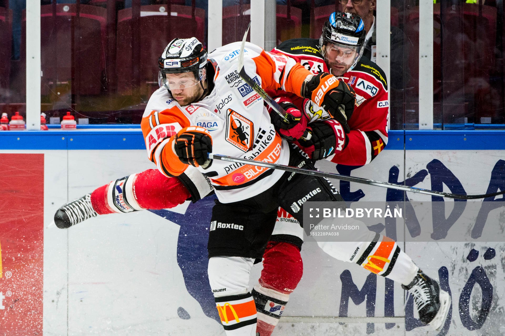 Karlskronas Robin Persson och Malmö Redhawks Eric Himelfarb