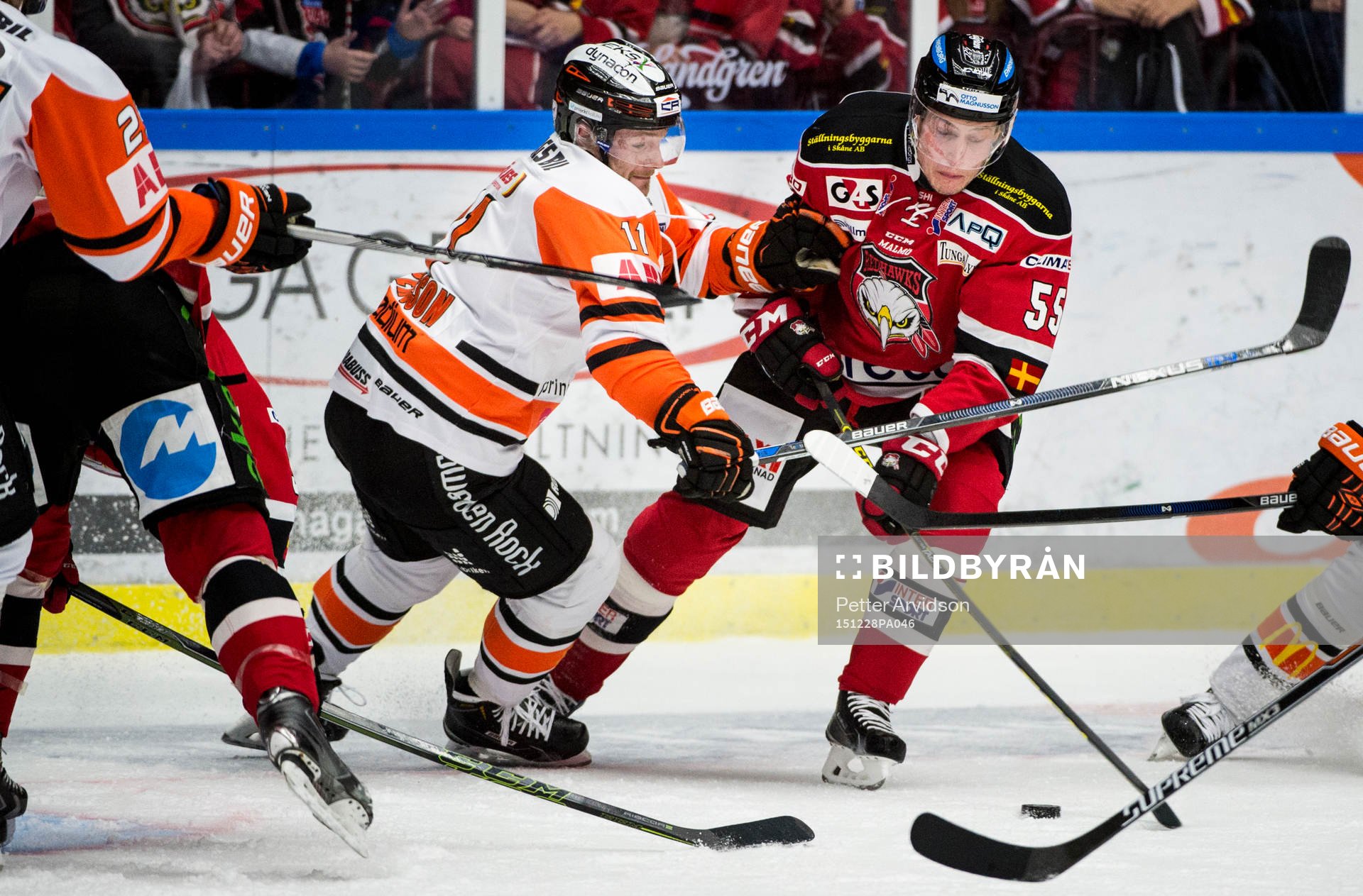 Malmö Redhawks Johan Björk i kamp mot Karlskronas Robin
