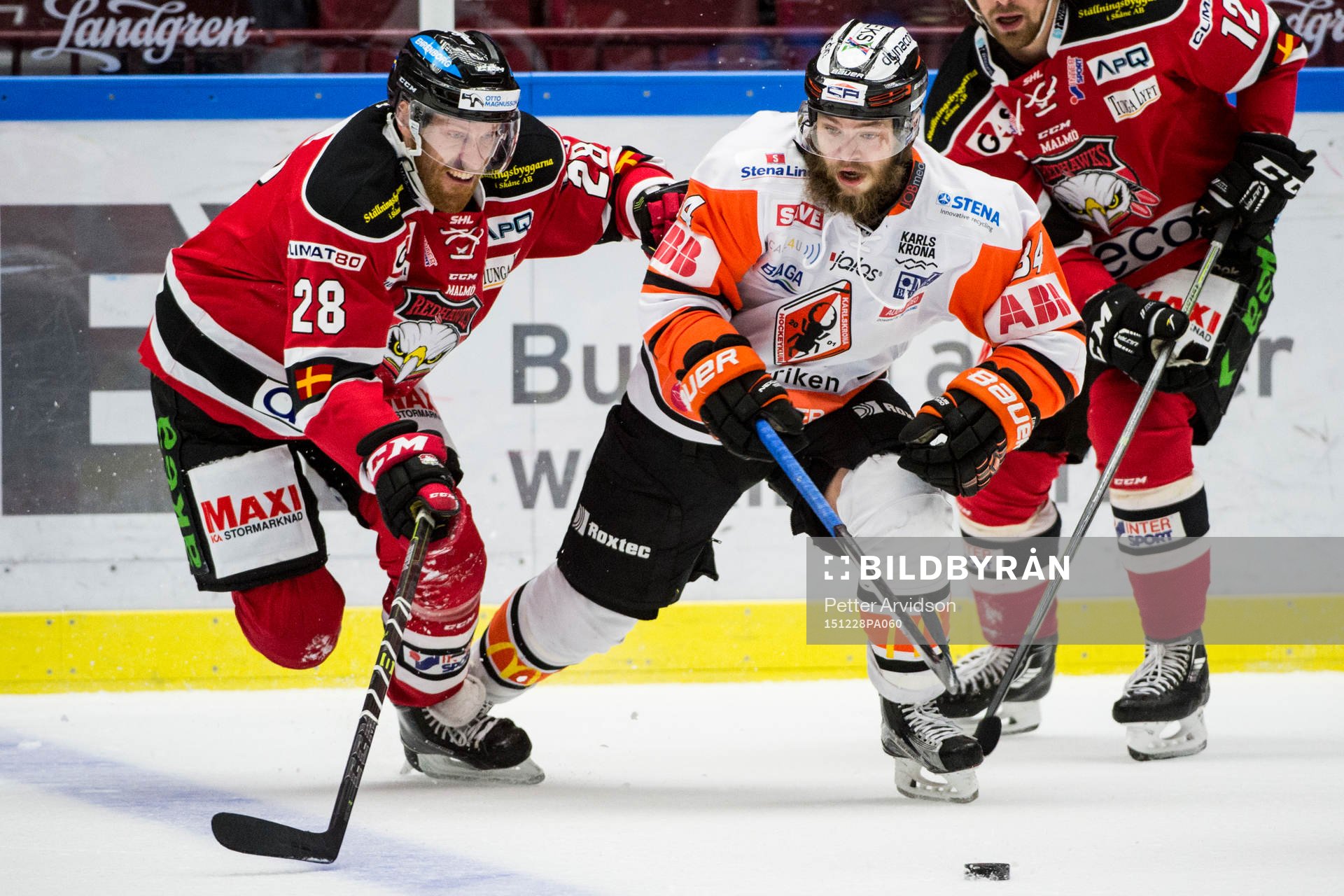 Malmö Redhawks Jens Olsson i kamp om pucken mot