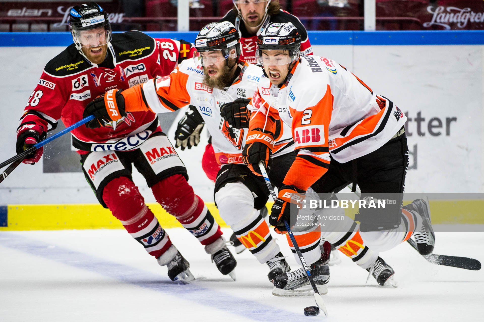 Malmö Redhawks Jens Olsson i kamp om pucken mot