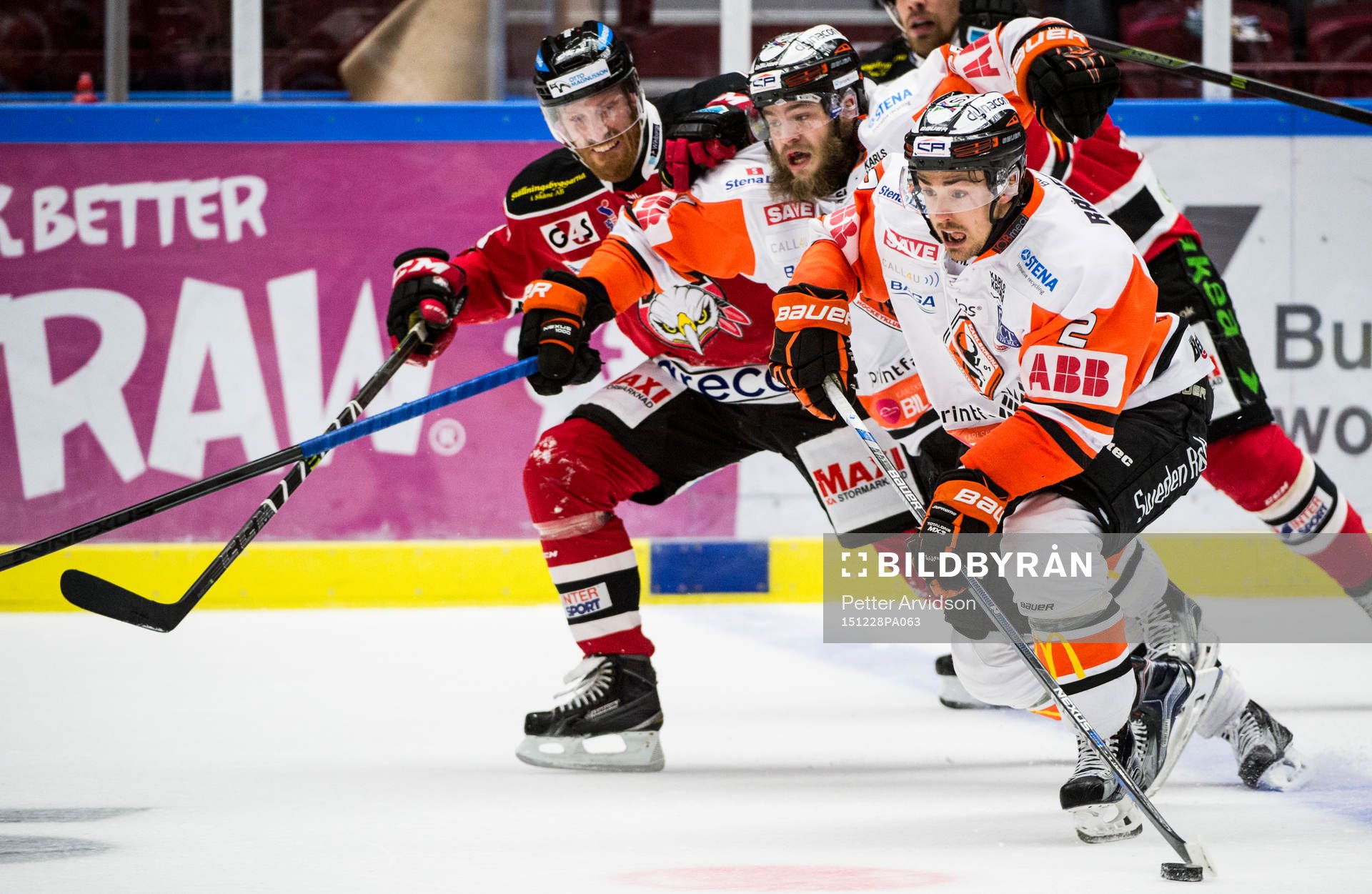 Malmö Redhawks Jens Olsson i kamp om pucken mot