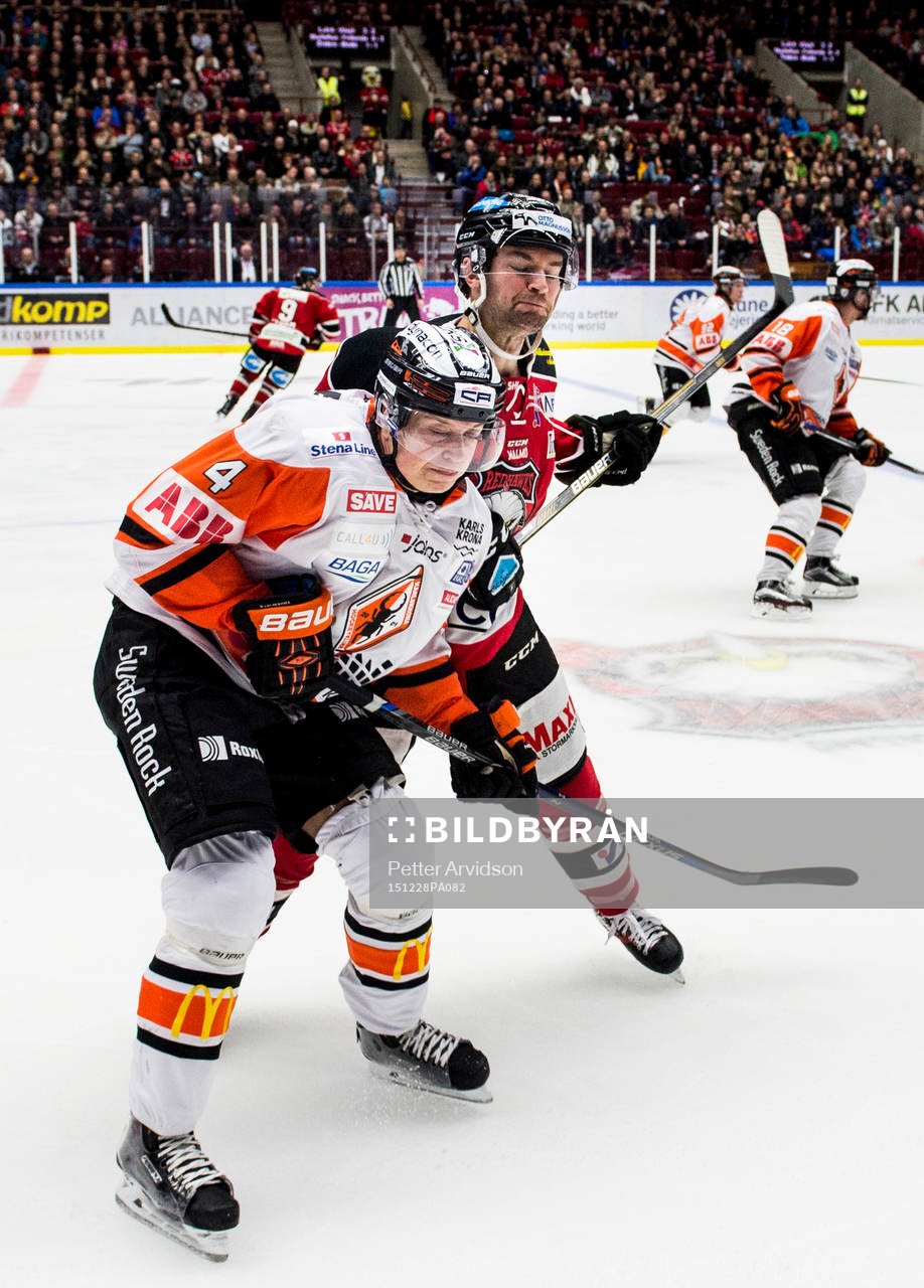 Malmö Redhawks T.J. Galiardi tacklar Karlskronas Victor