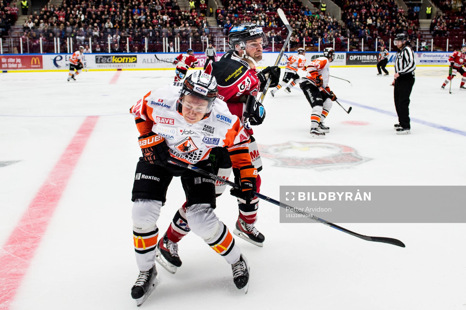 Malmö Redhawks T.J. Galiardi tacklar Karlskronas Victor