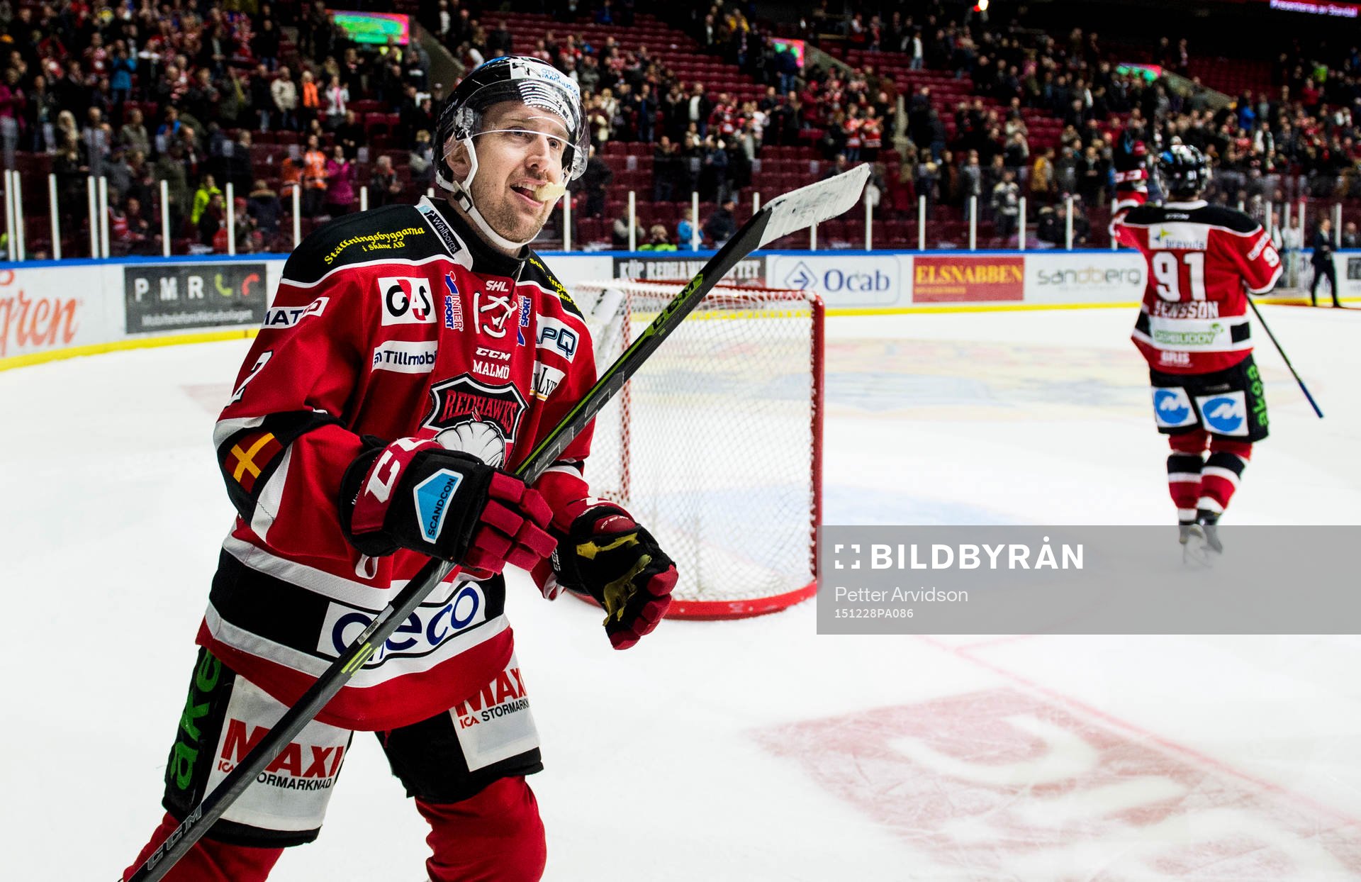 Malmö Redhawks Erik Andersson jublar mot publiken