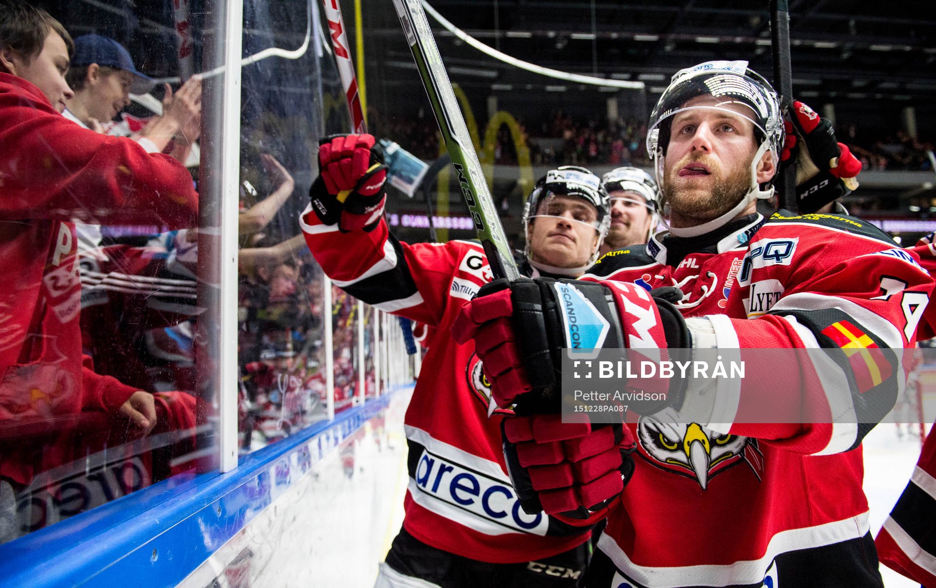 Malmö Redhawks Derek Meech och Christoffer Forsberg jublar