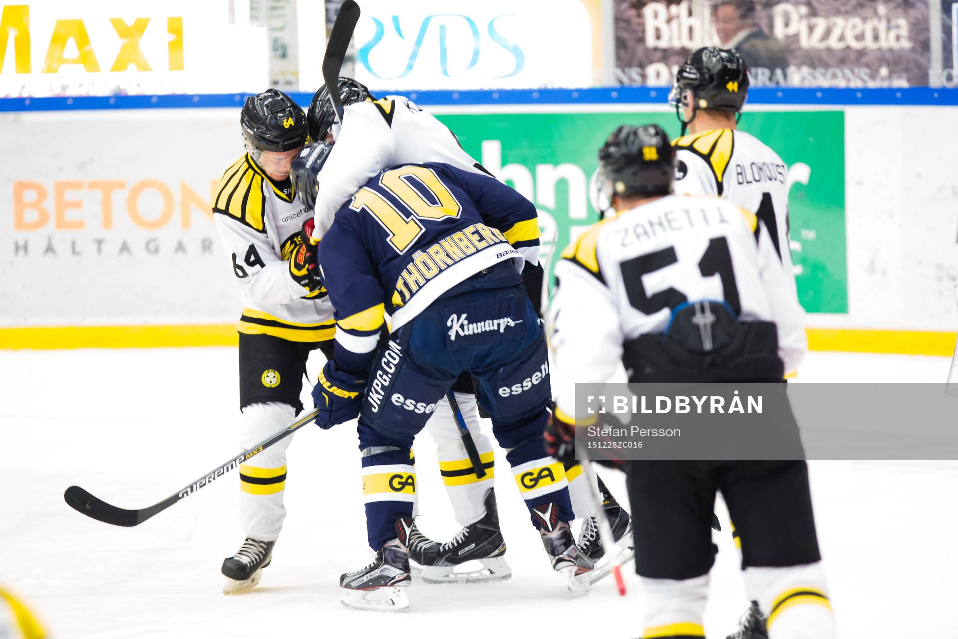 s Martin Thörnberg i gruff med Brynäs Jonathan Pudas med