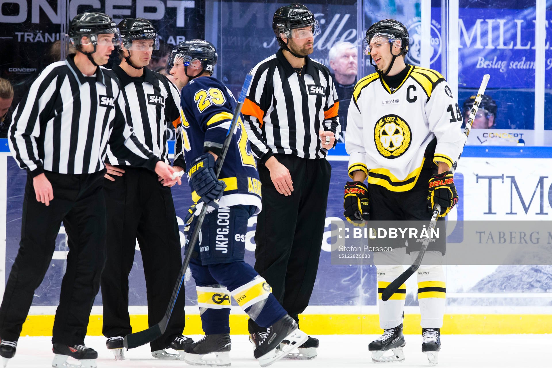 s Chris Abbott och Brynäs Anton Rödin i diskussion med